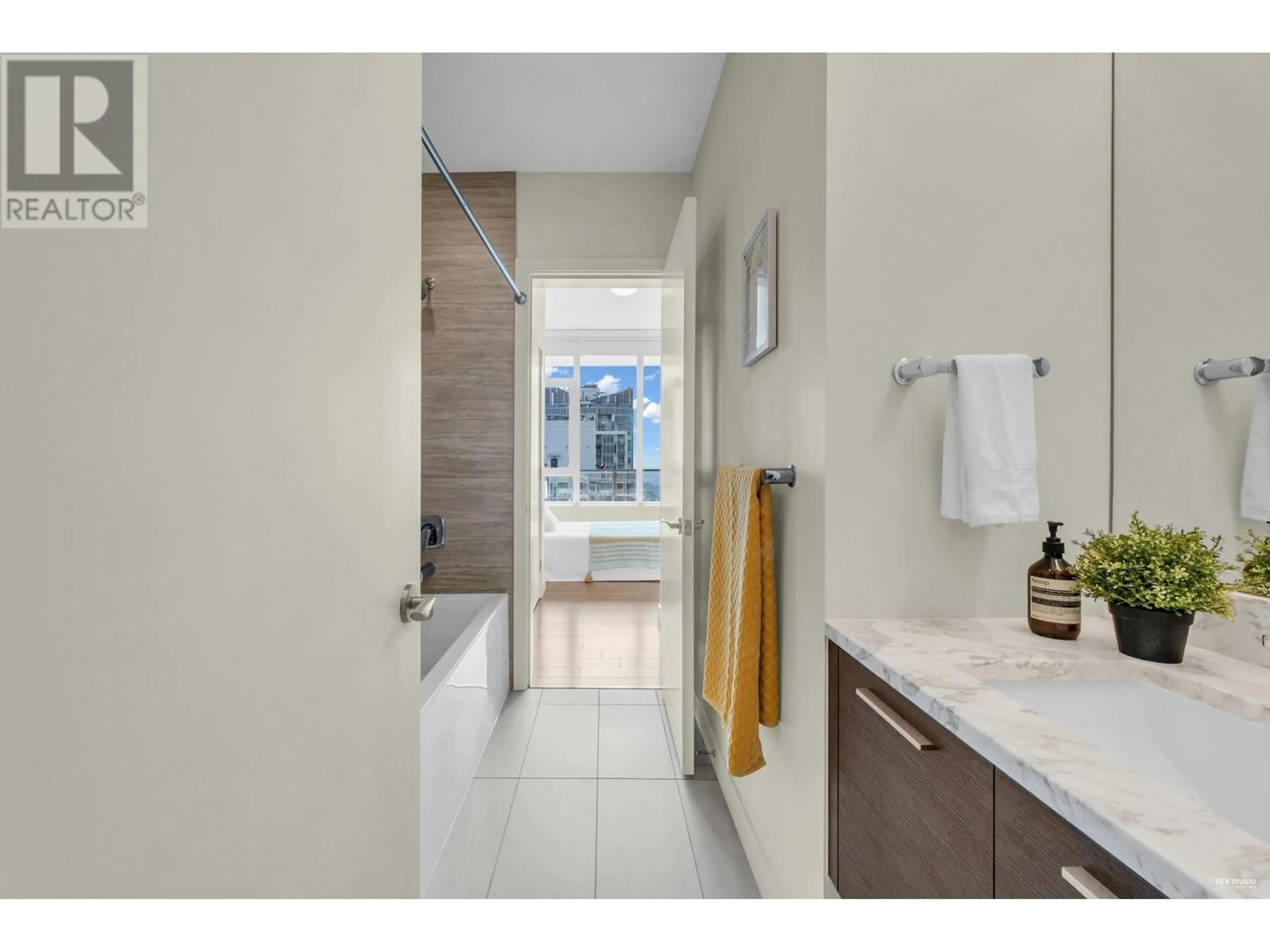 Contemporary bathroom, ceramic/tile floor for 3503 - 6383 MCKAY AVENUE, Burnaby British Columbia V5H0H8