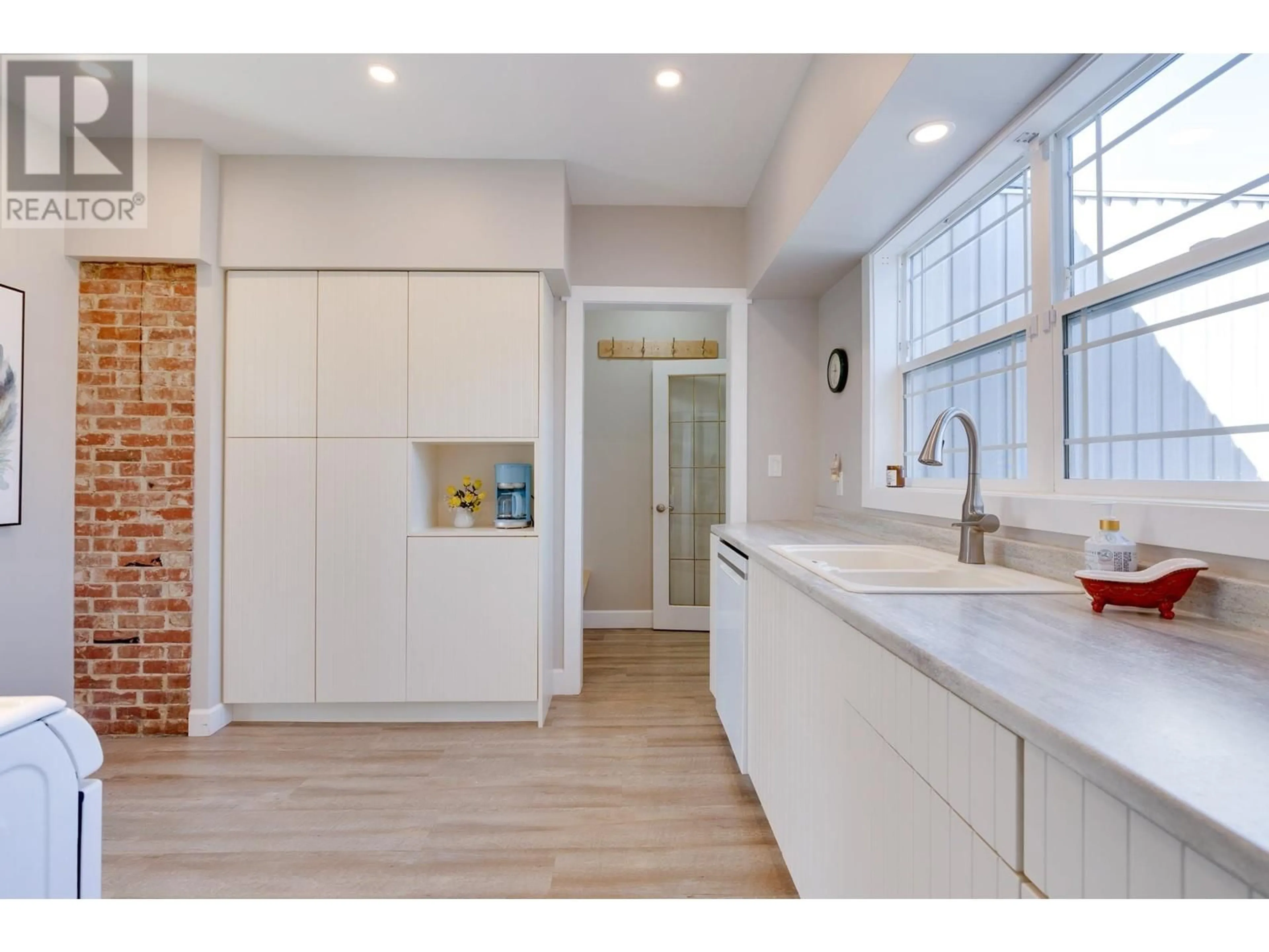 Open concept kitchen, ceramic/tile floor for 1326 17TH AVENUE, Prince George British Columbia V2L3Z1
