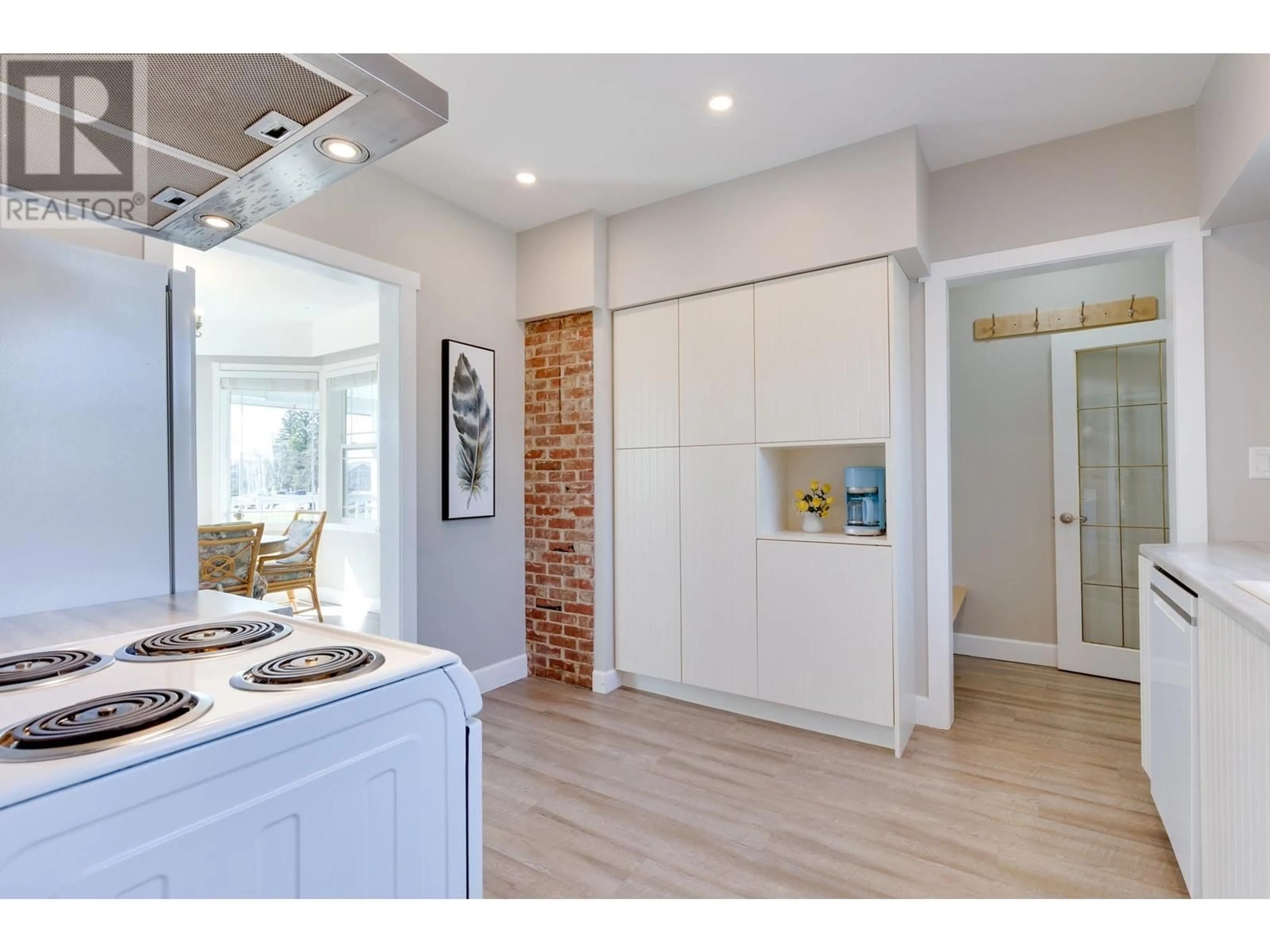 Open concept kitchen, unknown for 1326 17TH AVENUE, Prince George British Columbia V2L3Z1