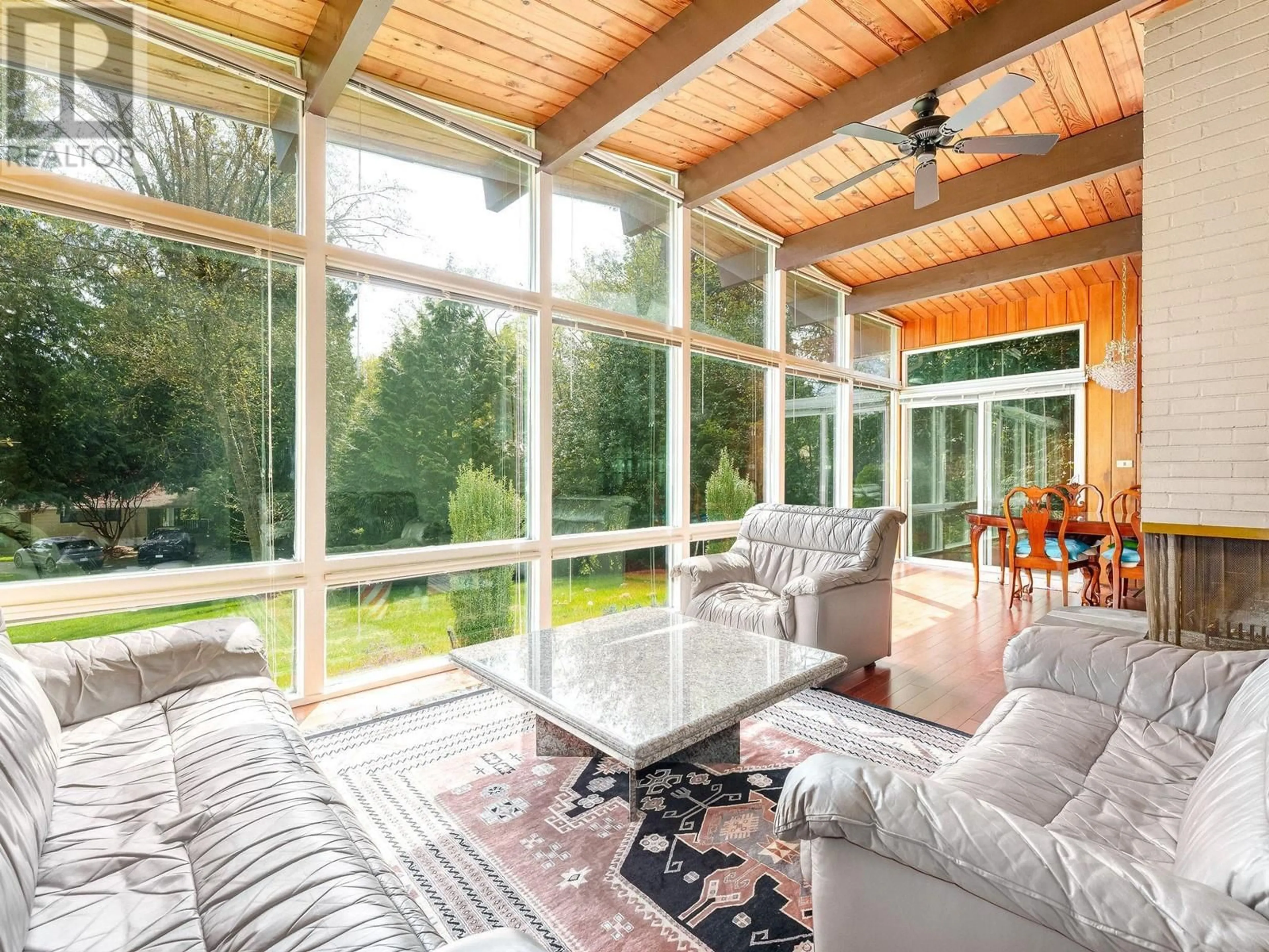 Living room with furniture, unknown for 3975 SOUTHWOOD STREET, Burnaby British Columbia V5J2E8