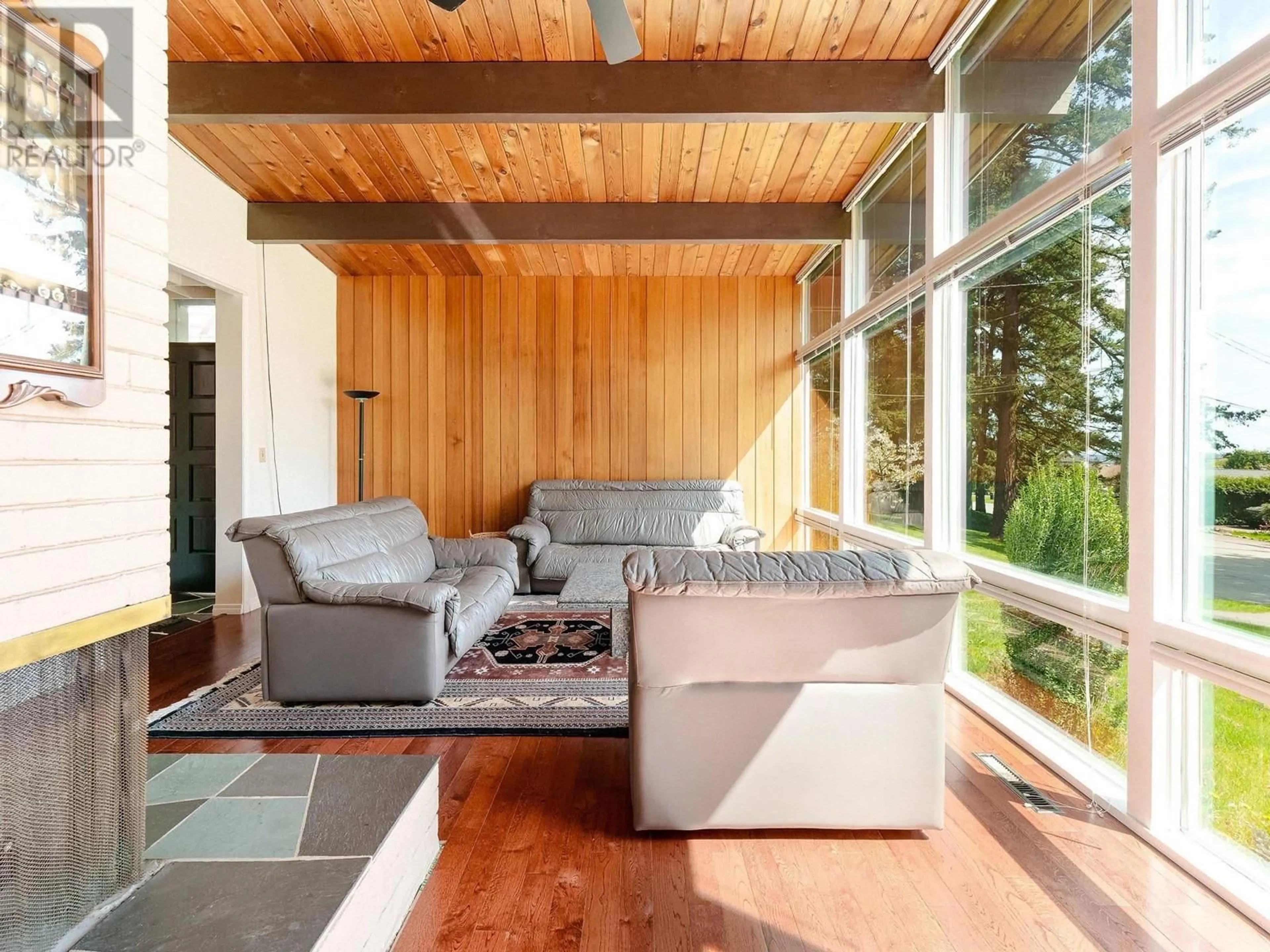 Living room with furniture, wood/laminate floor for 3975 SOUTHWOOD STREET, Burnaby British Columbia V5J2E8