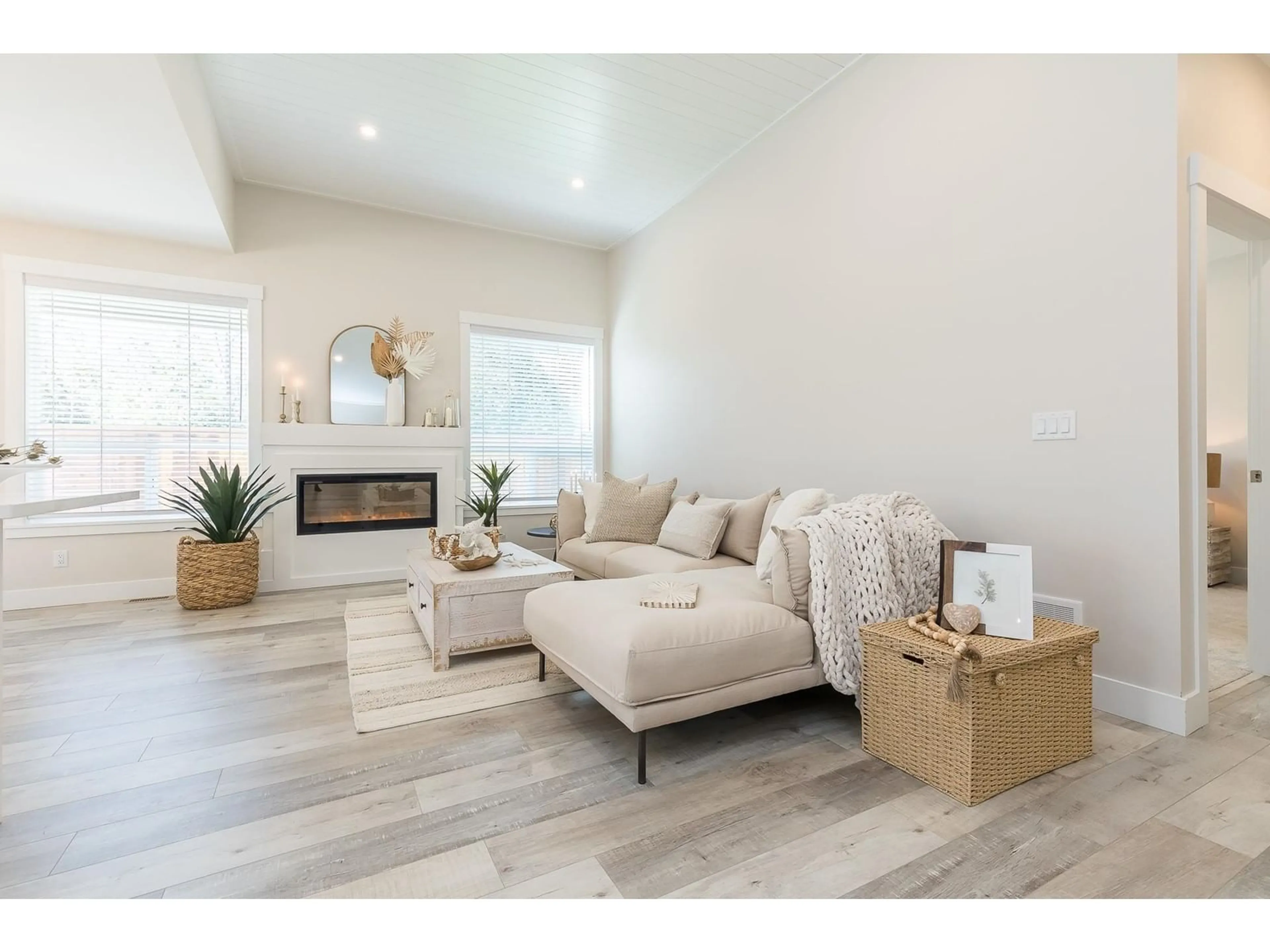 Living room with furniture, wood/laminate floor for 75 - 6211 CHILLIWACK RIVER ROAD, Chilliwack British Columbia V2R6A7