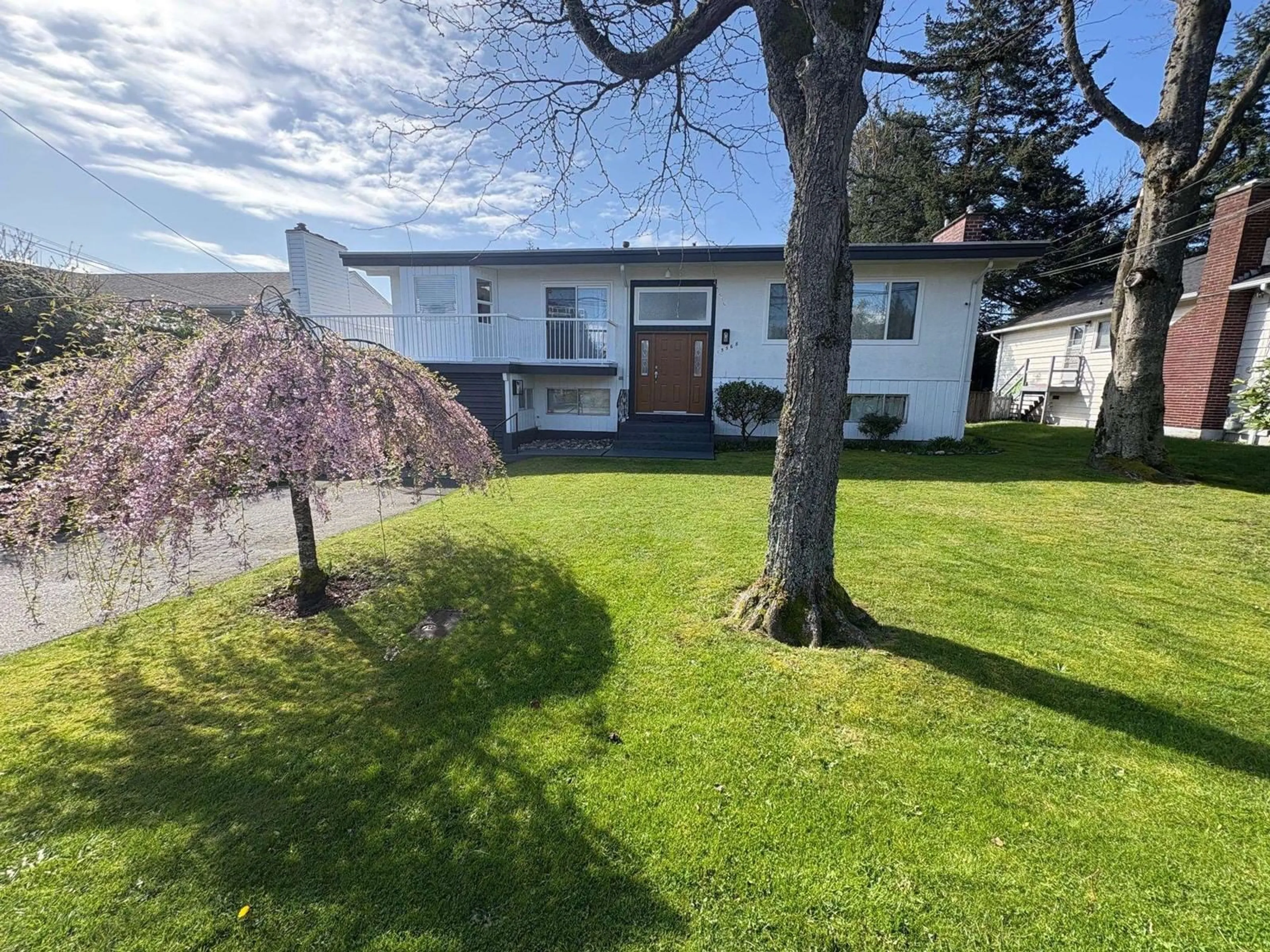 A pic from outside/outdoor area/front of a property/back of a property/a pic from drone, street for 15568 THRIFT, White Rock British Columbia V4B2L9