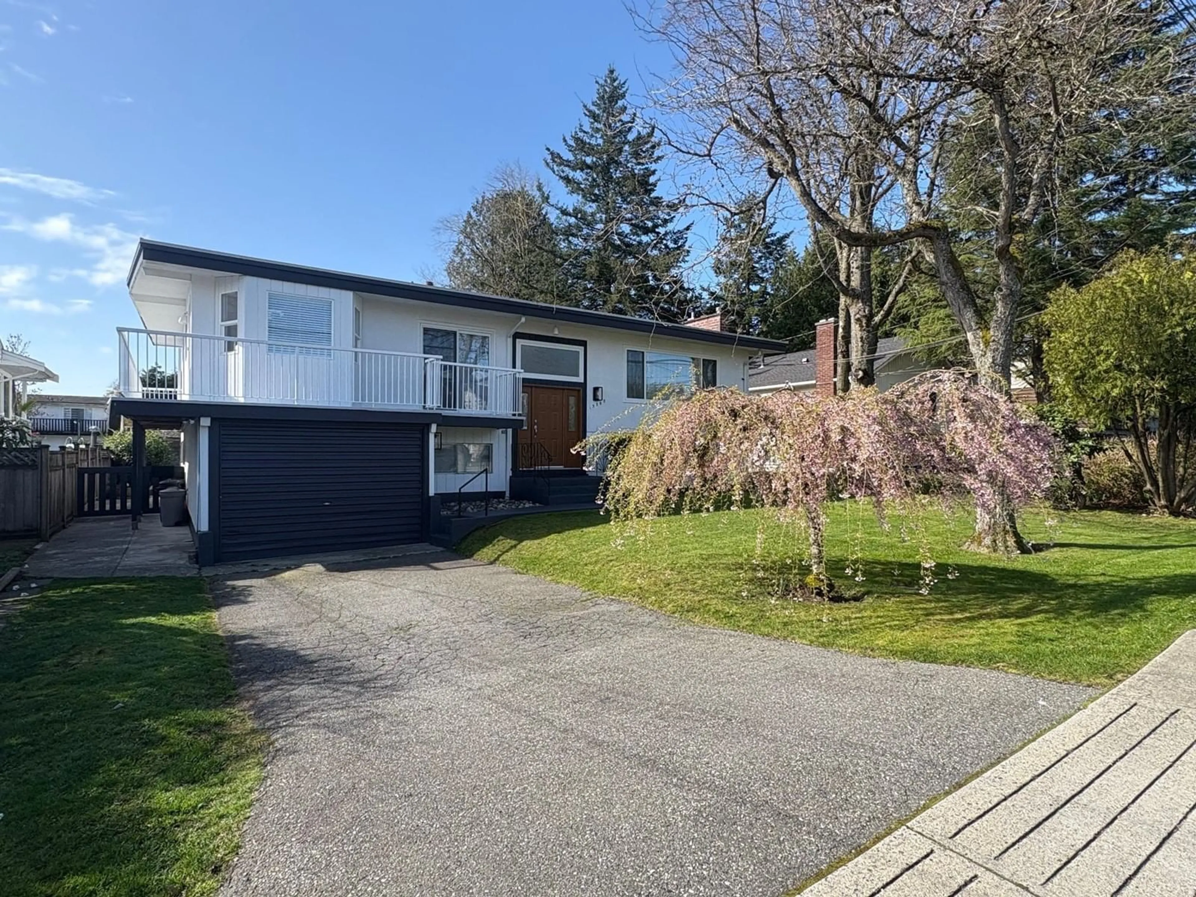 A pic from outside/outdoor area/front of a property/back of a property/a pic from drone, street for 15568 THRIFT, White Rock British Columbia V4B2L9