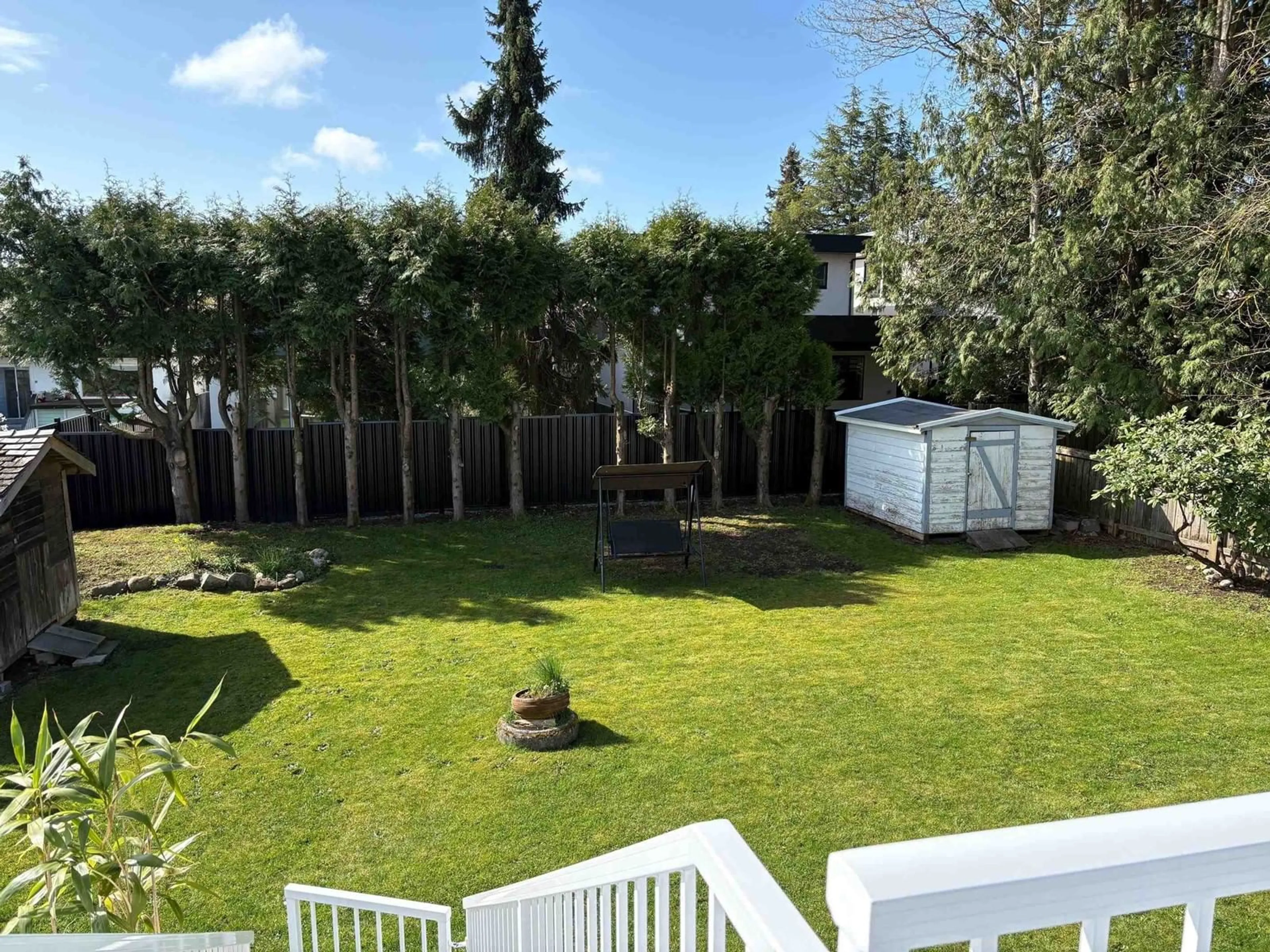A pic from outside/outdoor area/front of a property/back of a property/a pic from drone, forest/trees view for 15568 THRIFT, White Rock British Columbia V4B2L9