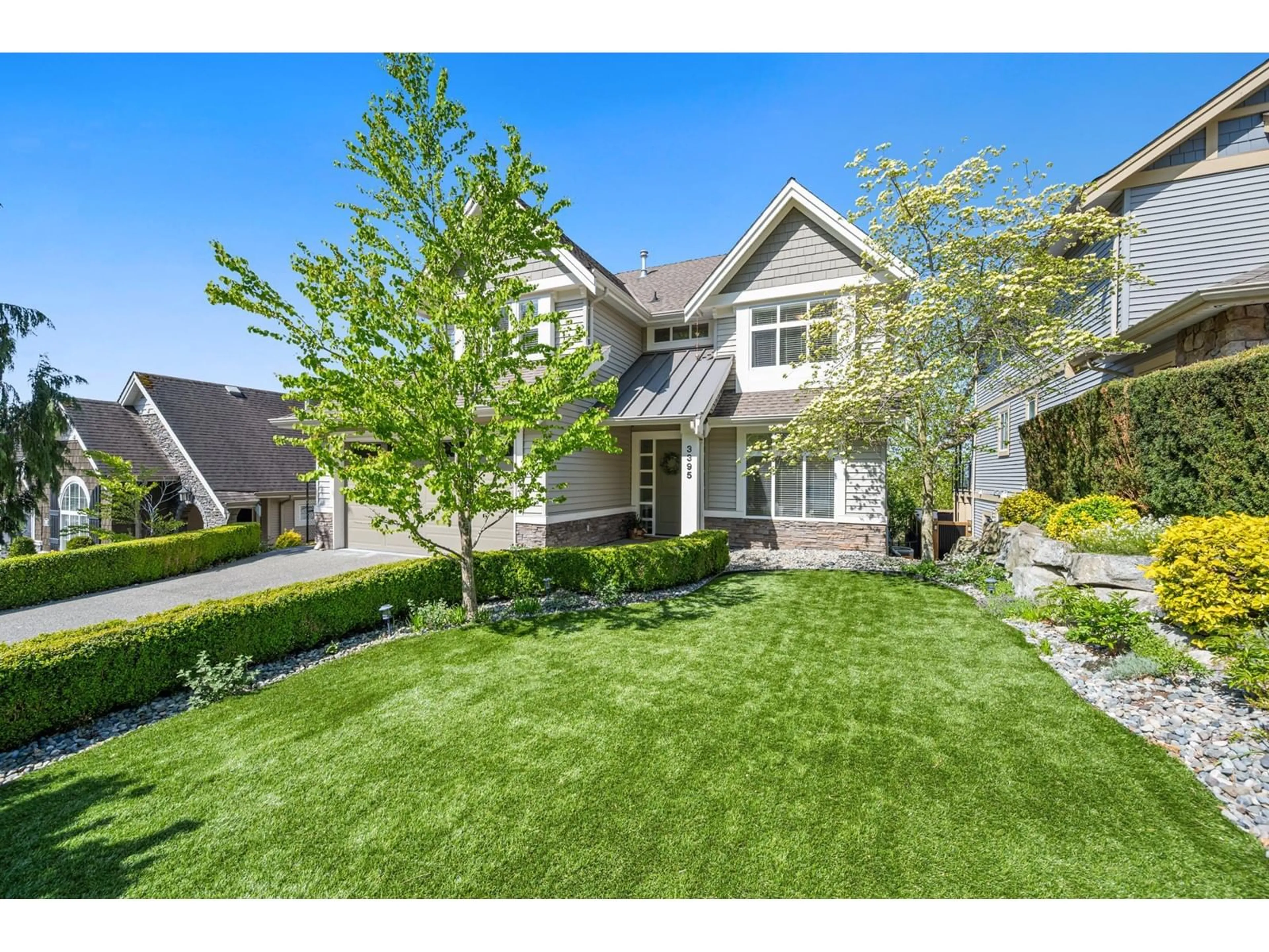 A pic from outside/outdoor area/front of a property/back of a property/a pic from drone, street for 3395 APPLEWOOD, Abbotsford British Columbia V3G3E1