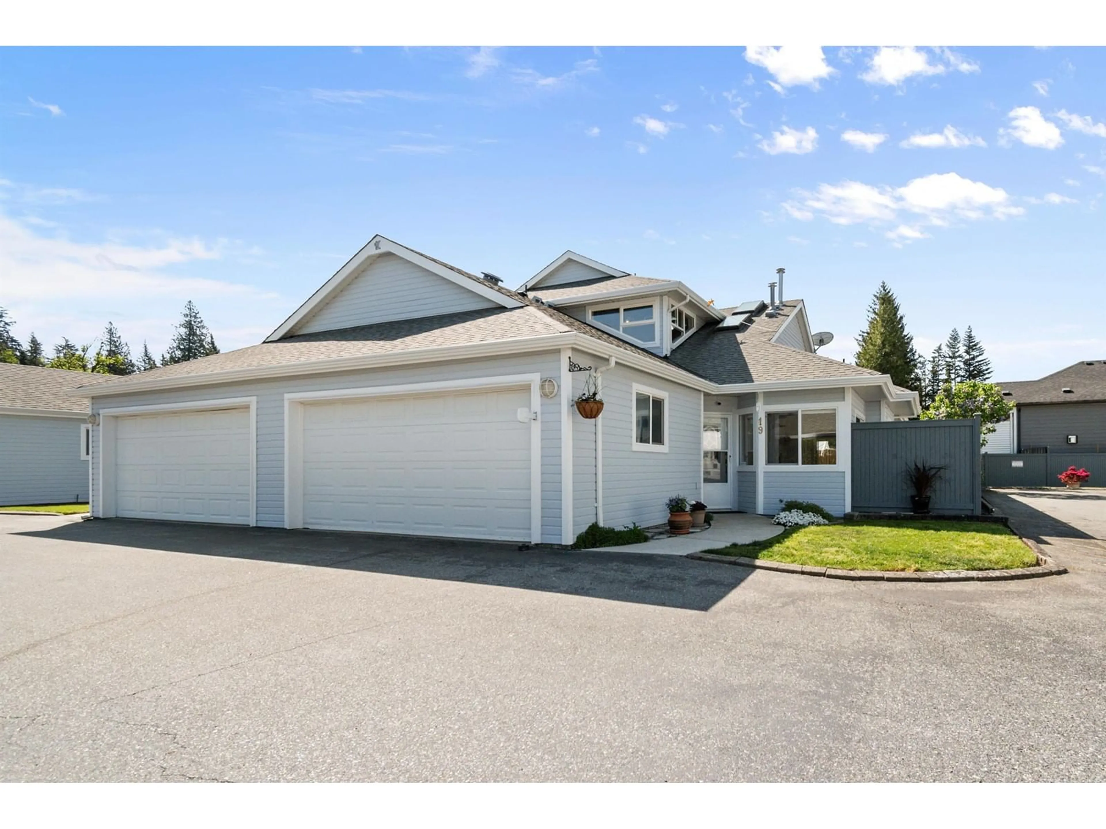 Home with vinyl exterior material, street for 19 - 730 MCCOMBS DRIVE, Harrison Hot Springs British Columbia V0M1K0
