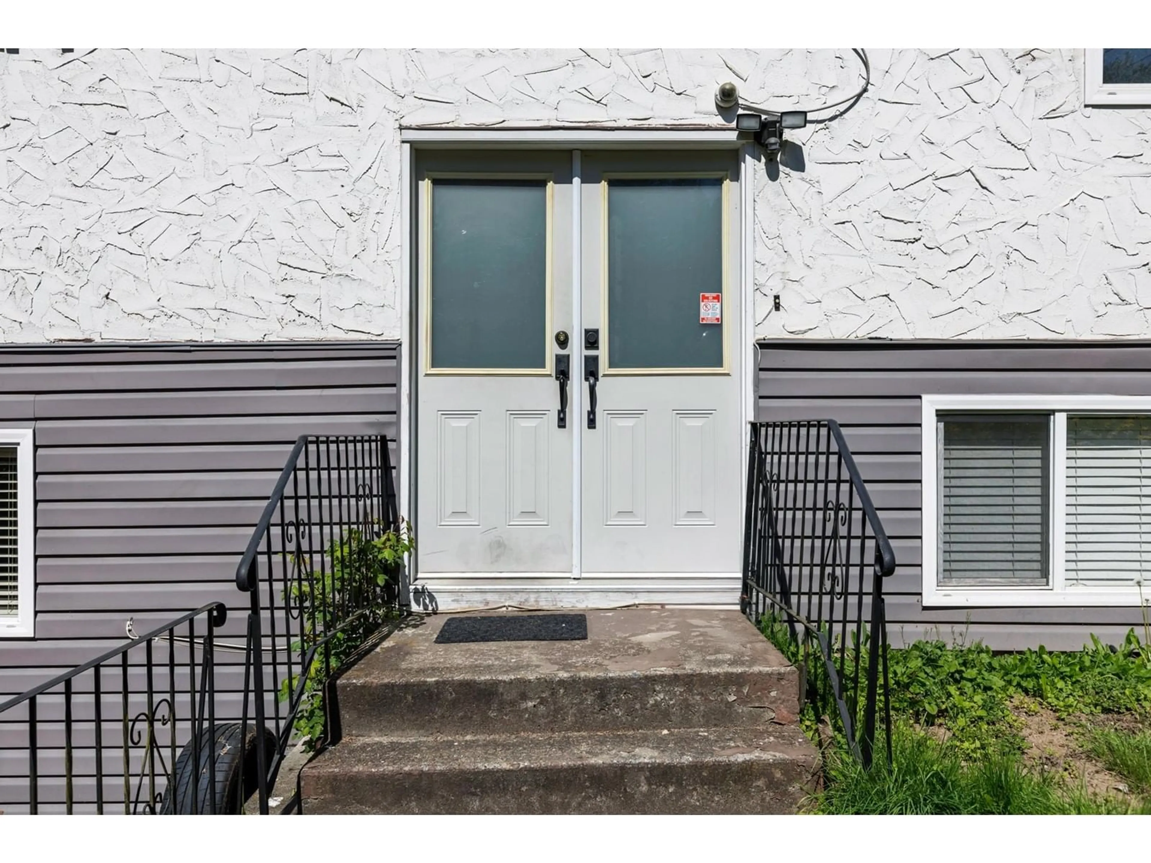Indoor entryway for 12347 103A, Surrey British Columbia V3V3H1