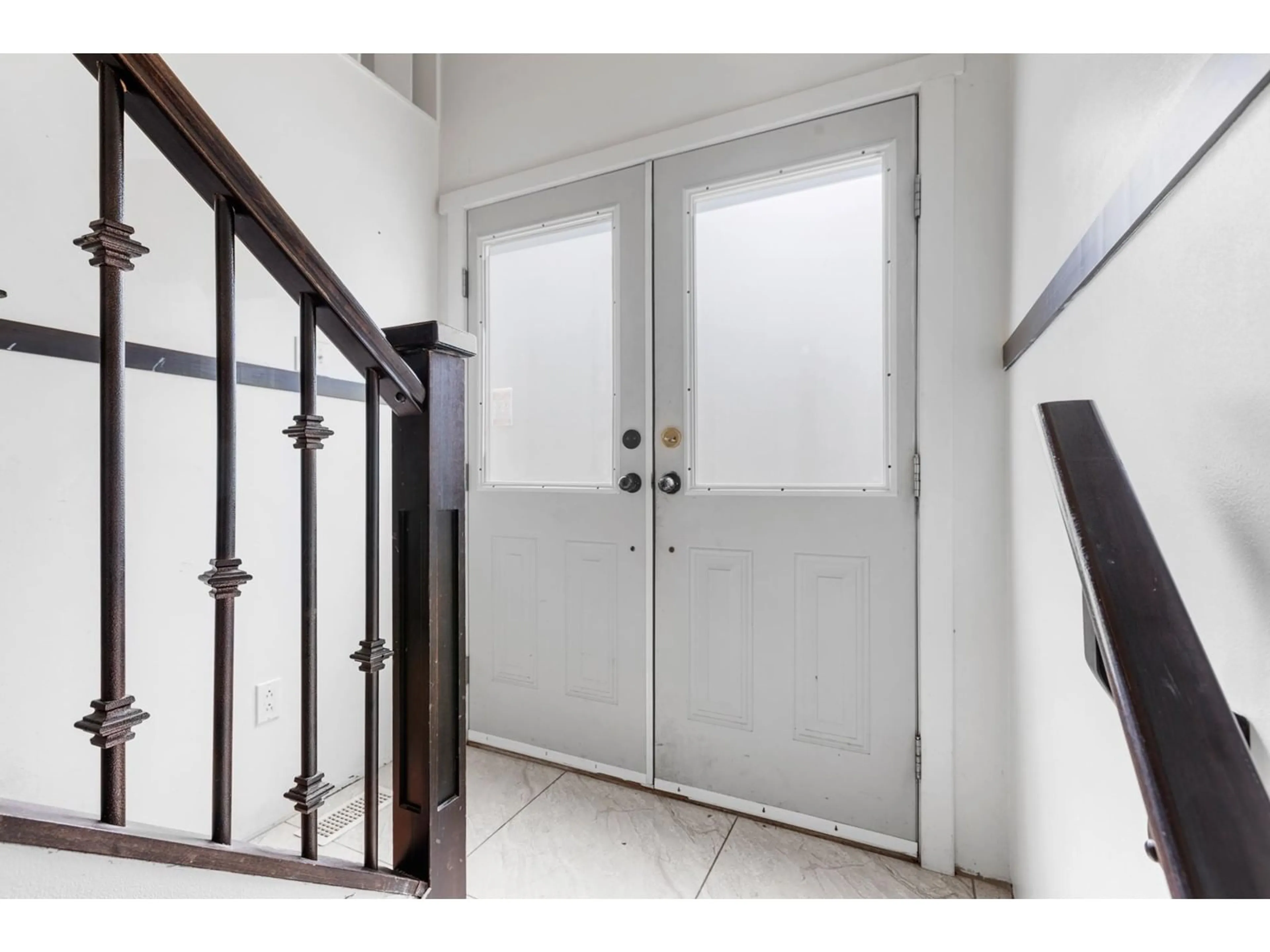 Indoor entryway for 12347 103A, Surrey British Columbia V3V3H1