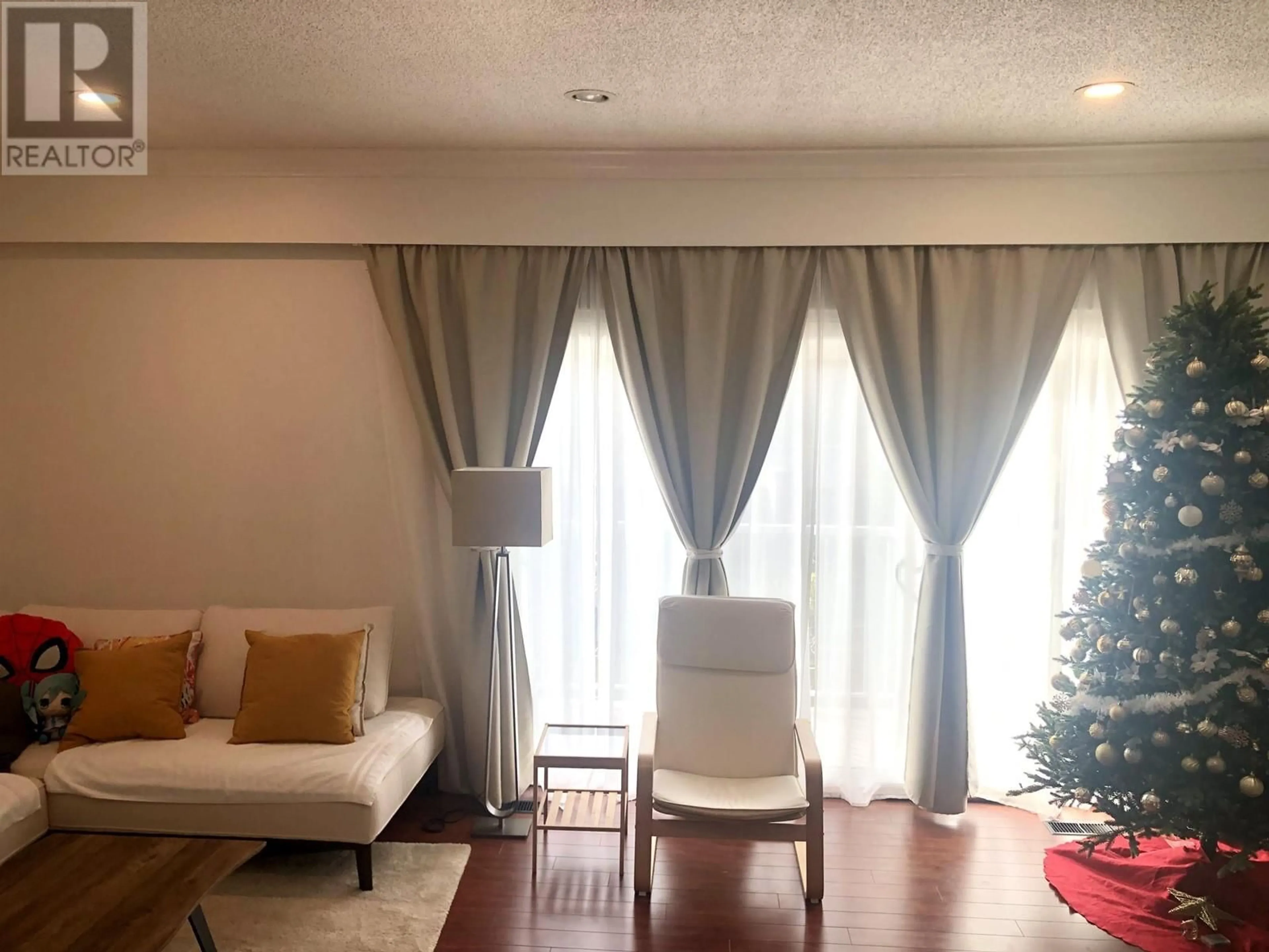 Living room with furniture, unknown for 6722 KNEALE PLACE, Burnaby British Columbia V5B2Z2