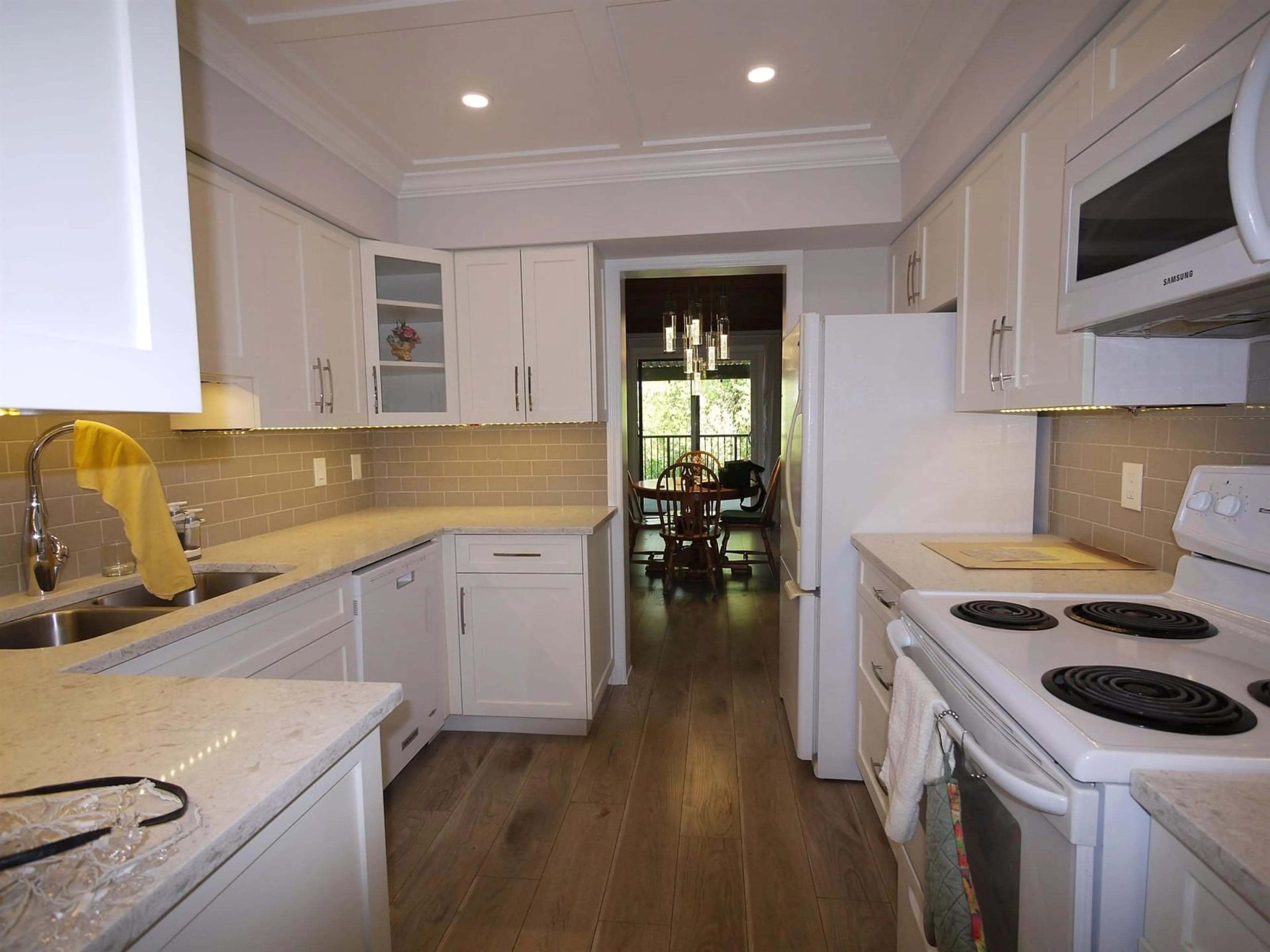 Open concept kitchen, unknown for 404 - 32110 TIMS, Abbotsford British Columbia V2T2H4