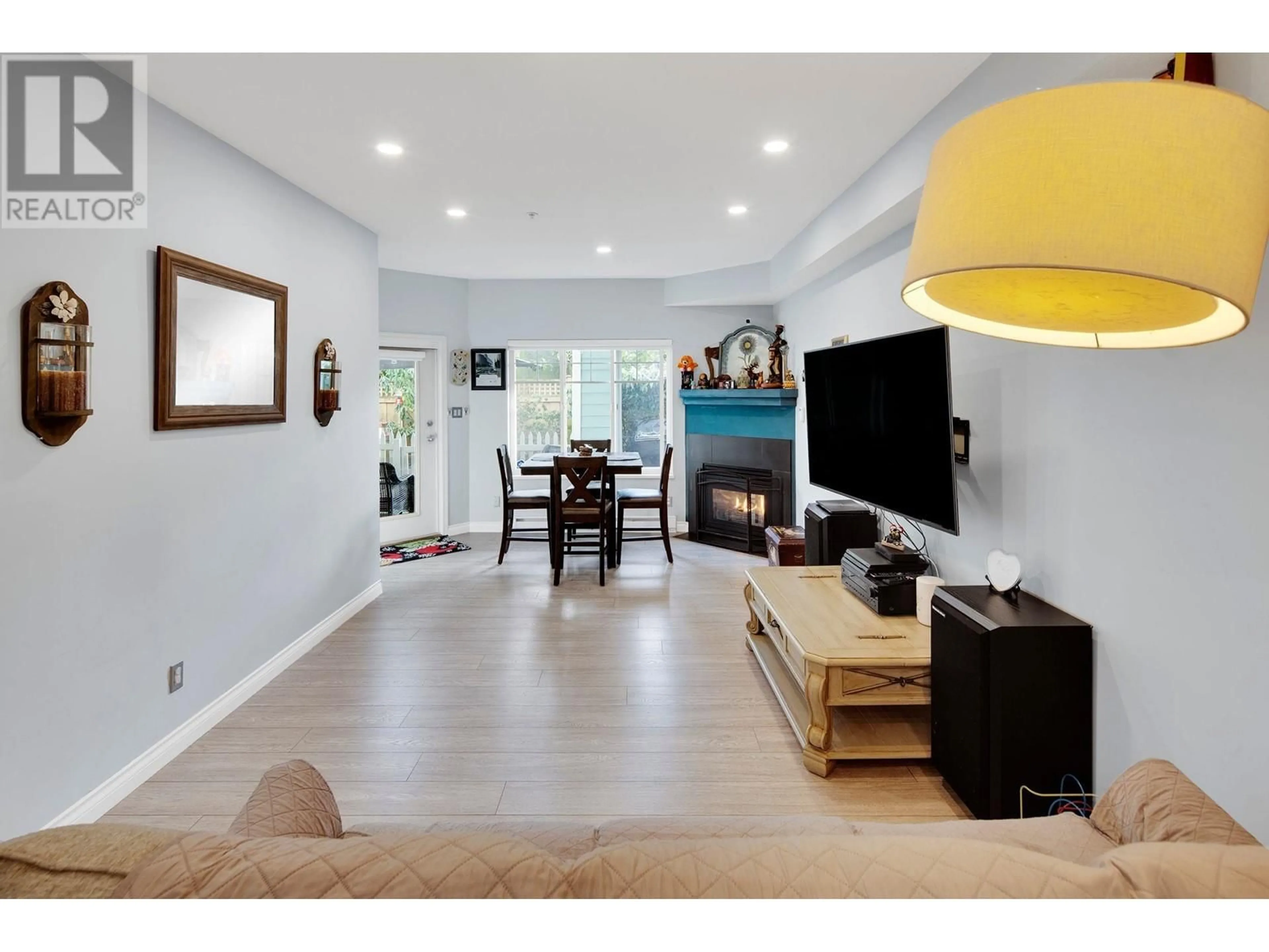 Living room with furniture, wood/laminate floor for 8 - 123 SEVENTH STREET, New Westminster British Columbia V3L1W2