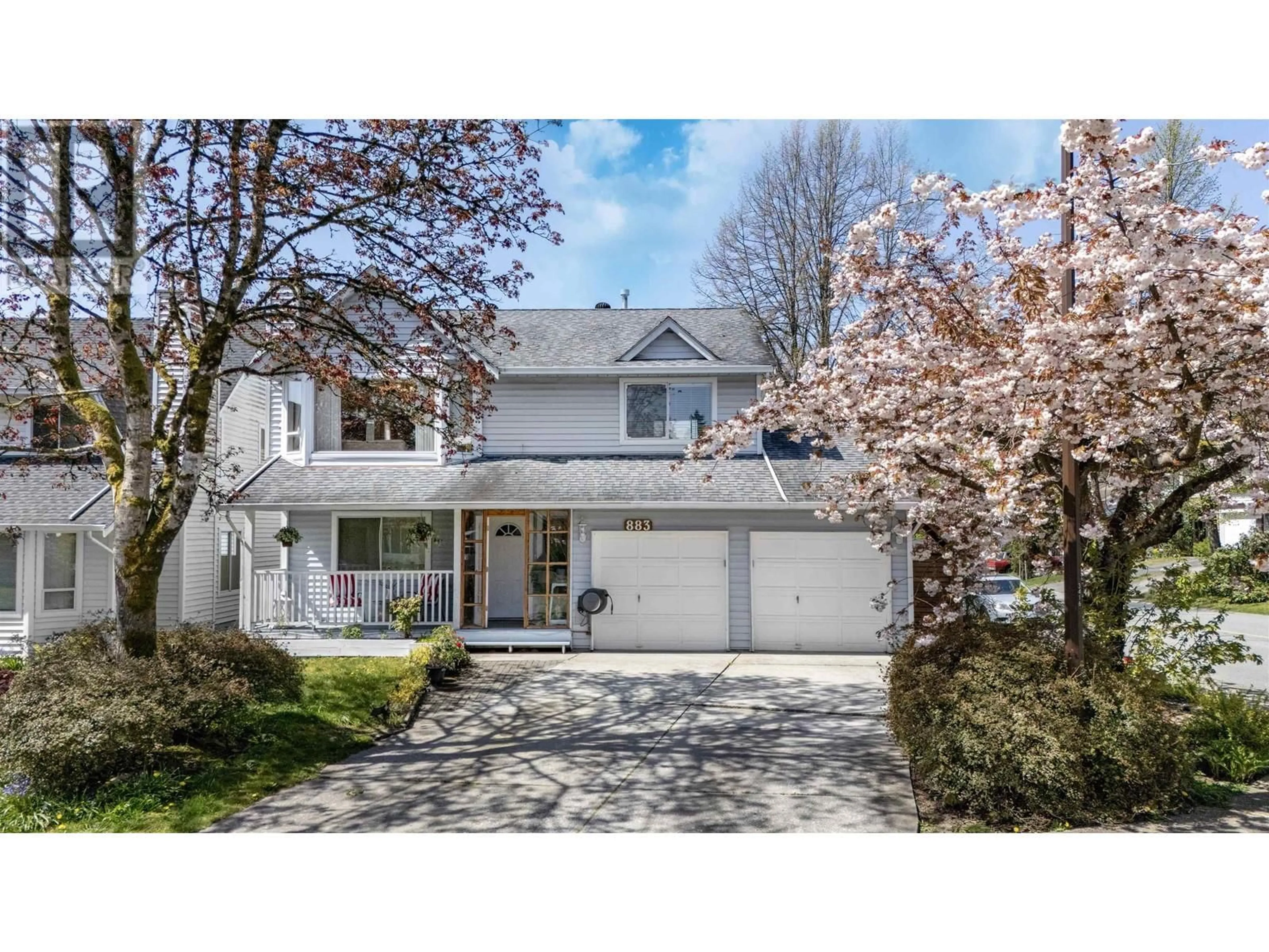 Home with vinyl exterior material, street for 883 NAIRN COURT, North Vancouver British Columbia V7H2S4
