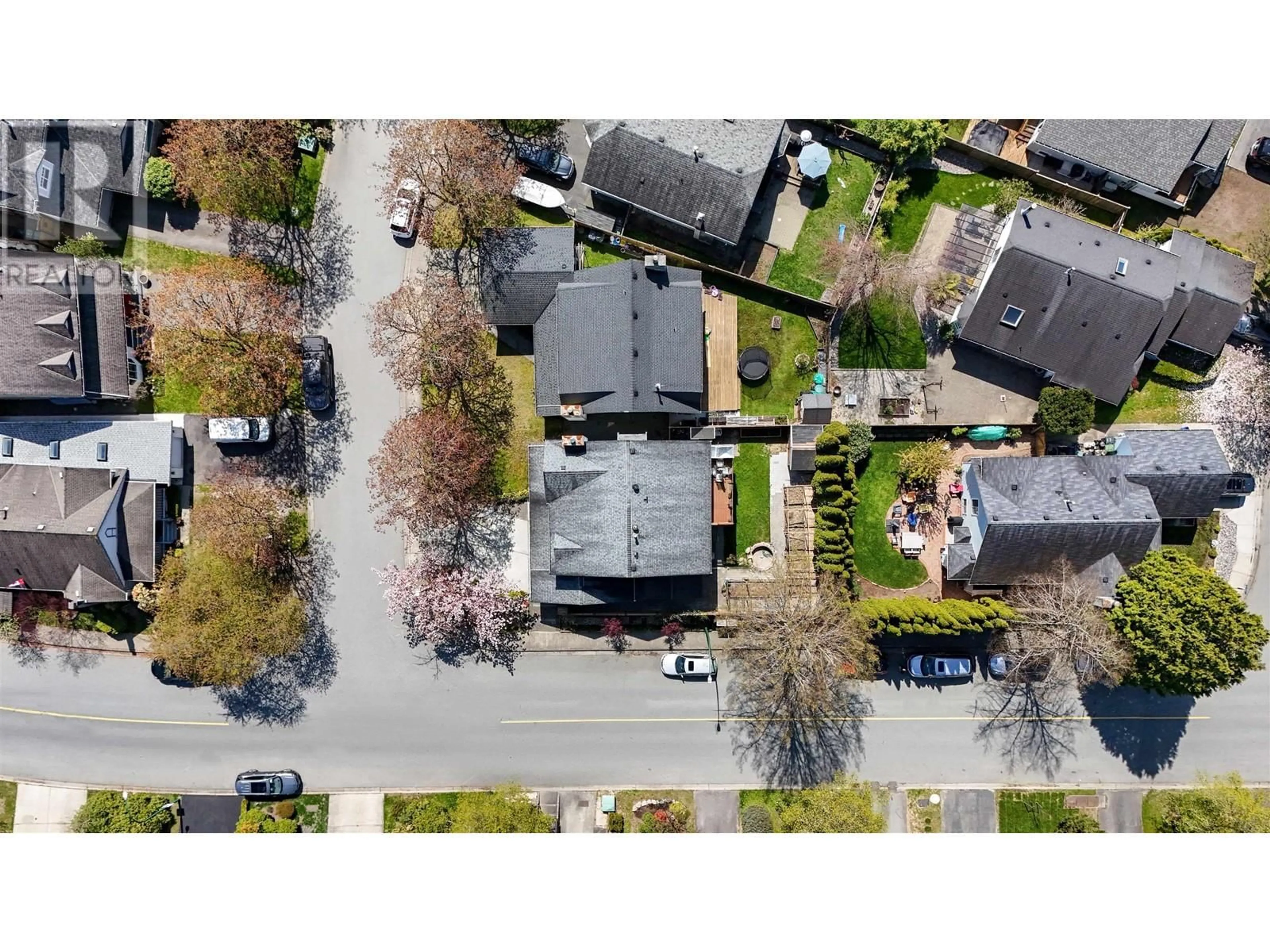 A pic from outside/outdoor area/front of a property/back of a property/a pic from drone, street for 883 NAIRN COURT, North Vancouver British Columbia V7H2S4