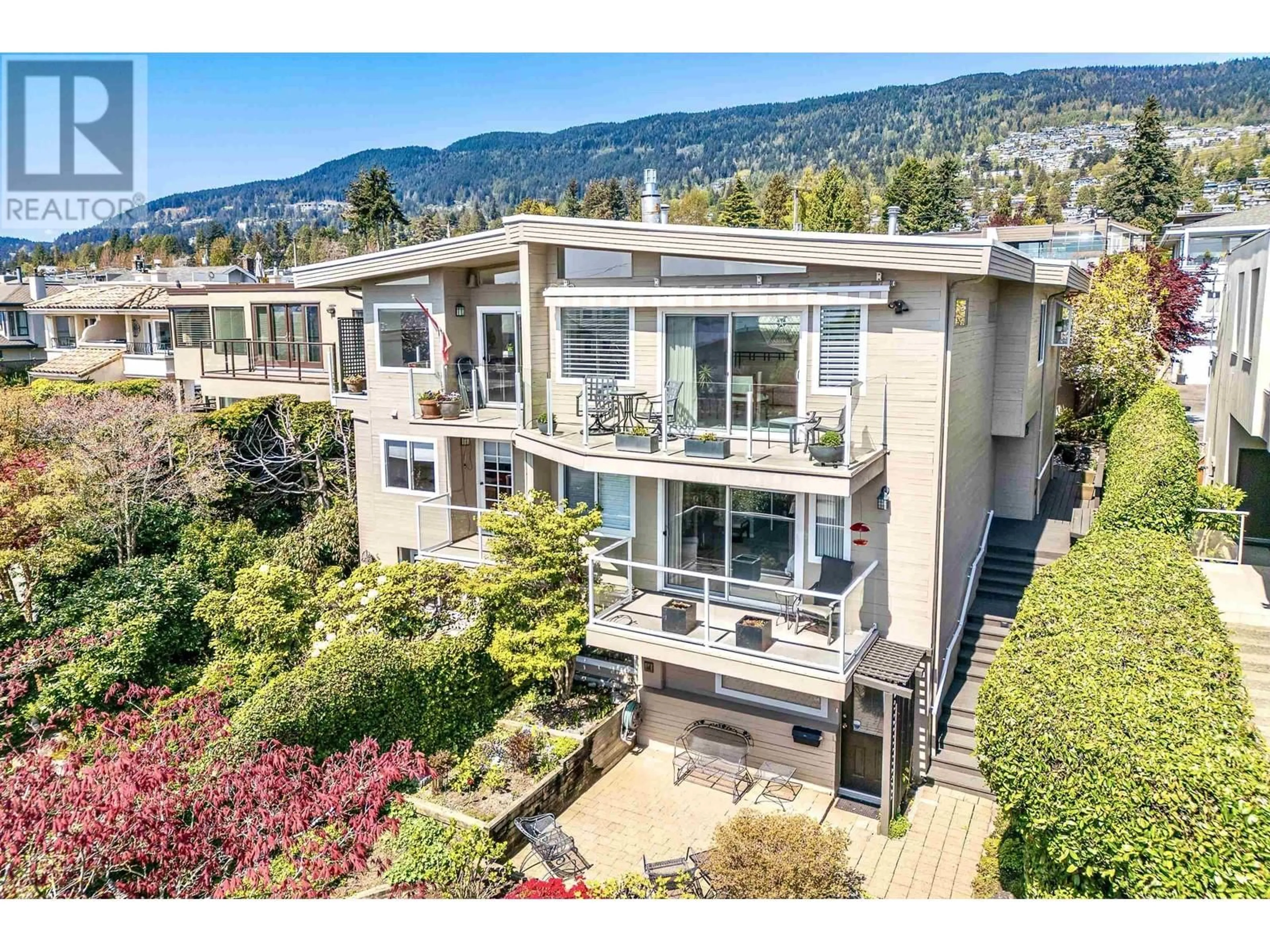 A pic from outside/outdoor area/front of a property/back of a property/a pic from drone, mountain view for 2343 BELLEVUE AVENUE, West Vancouver British Columbia V7V1C9
