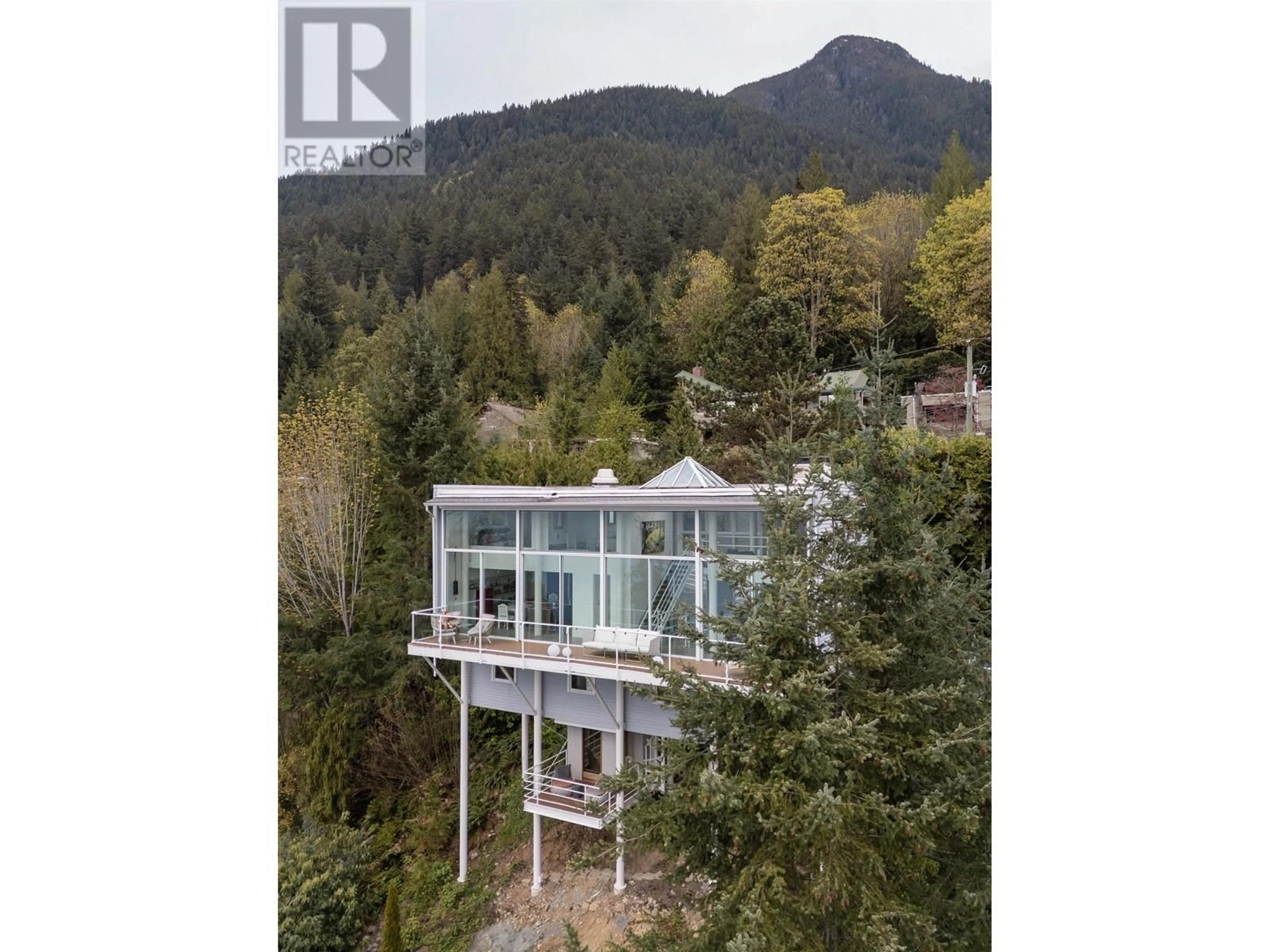 A pic from outside/outdoor area/front of a property/back of a property/a pic from drone, unknown for 90 ISLEVIEW PLACE, West Vancouver British Columbia V0N2E0