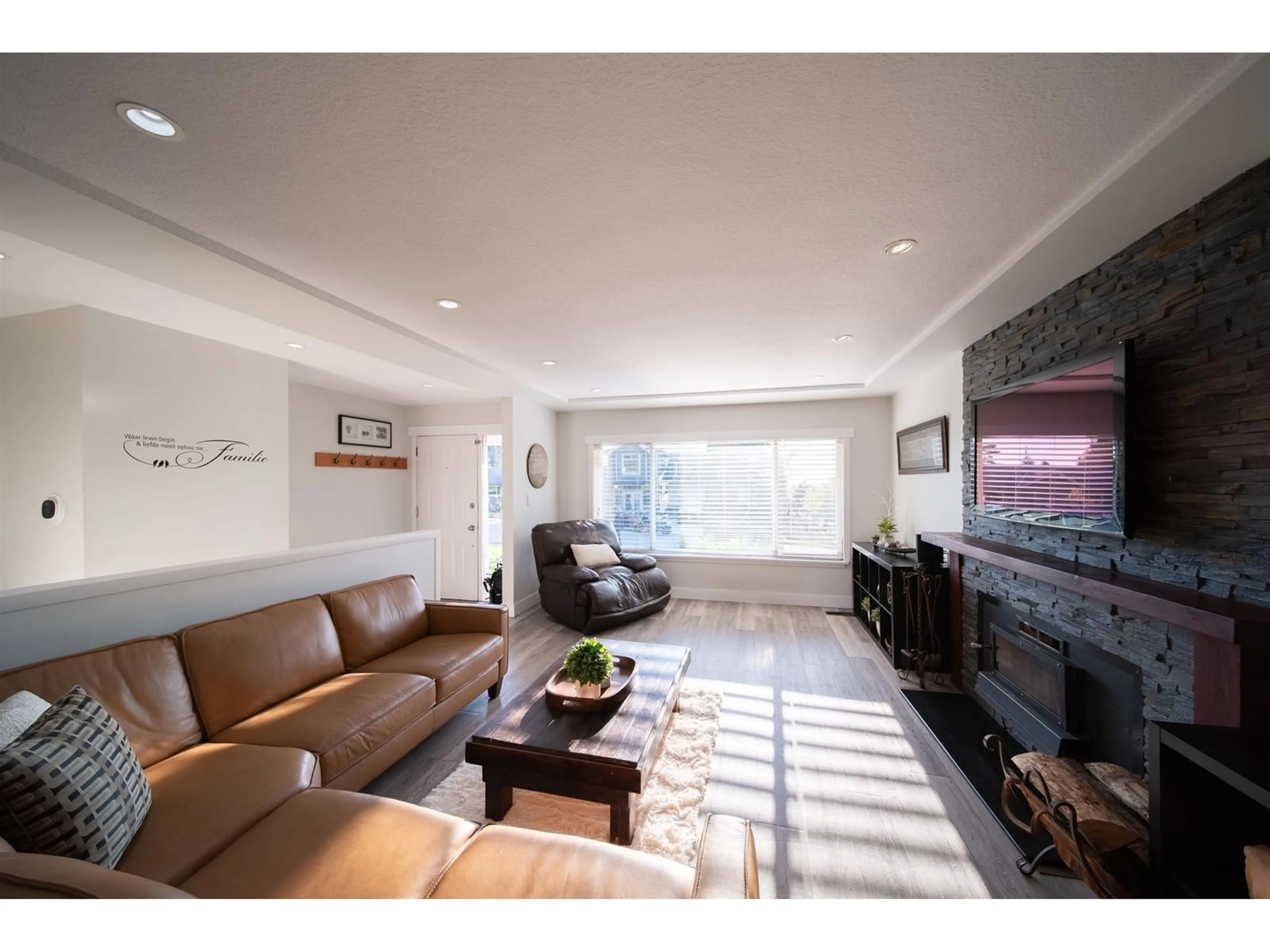 Living room with furniture, unknown for 9724 115A, Surrey British Columbia V3V3Z1