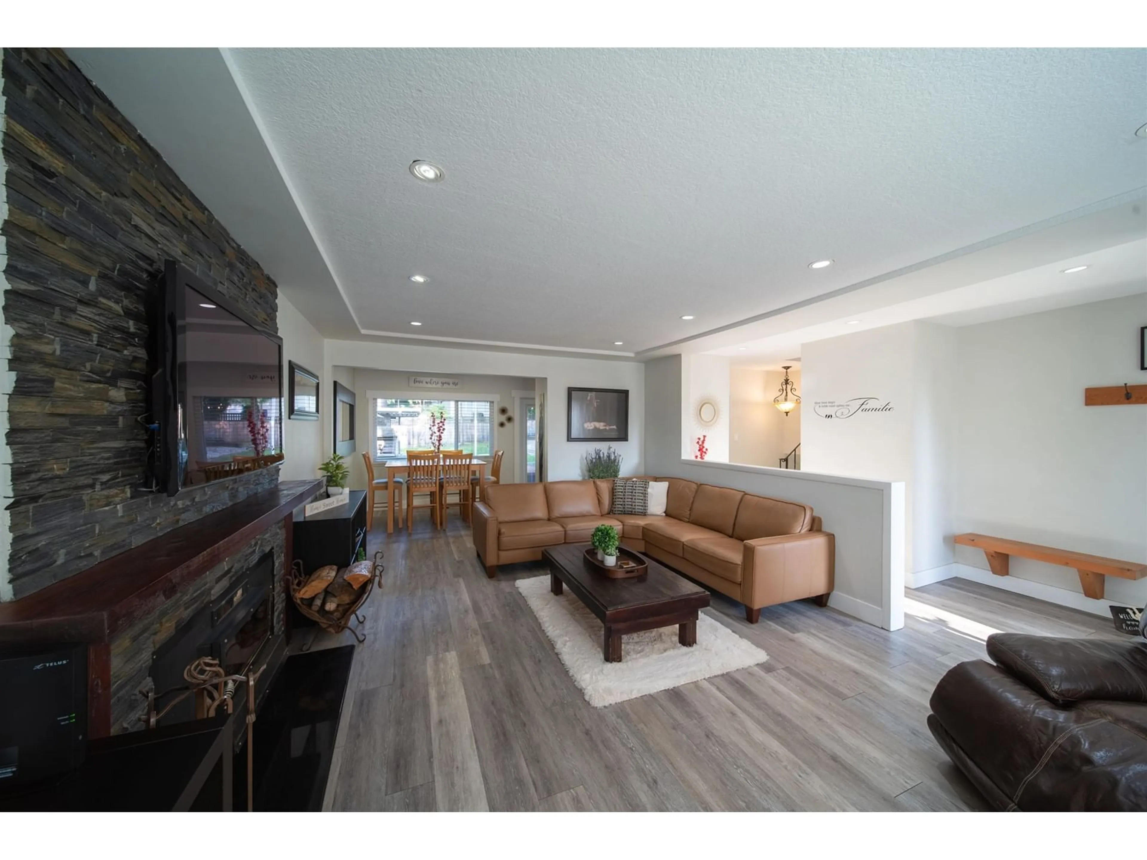 Living room with furniture, wood/laminate floor for 9724 115A, Surrey British Columbia V3V3Z1