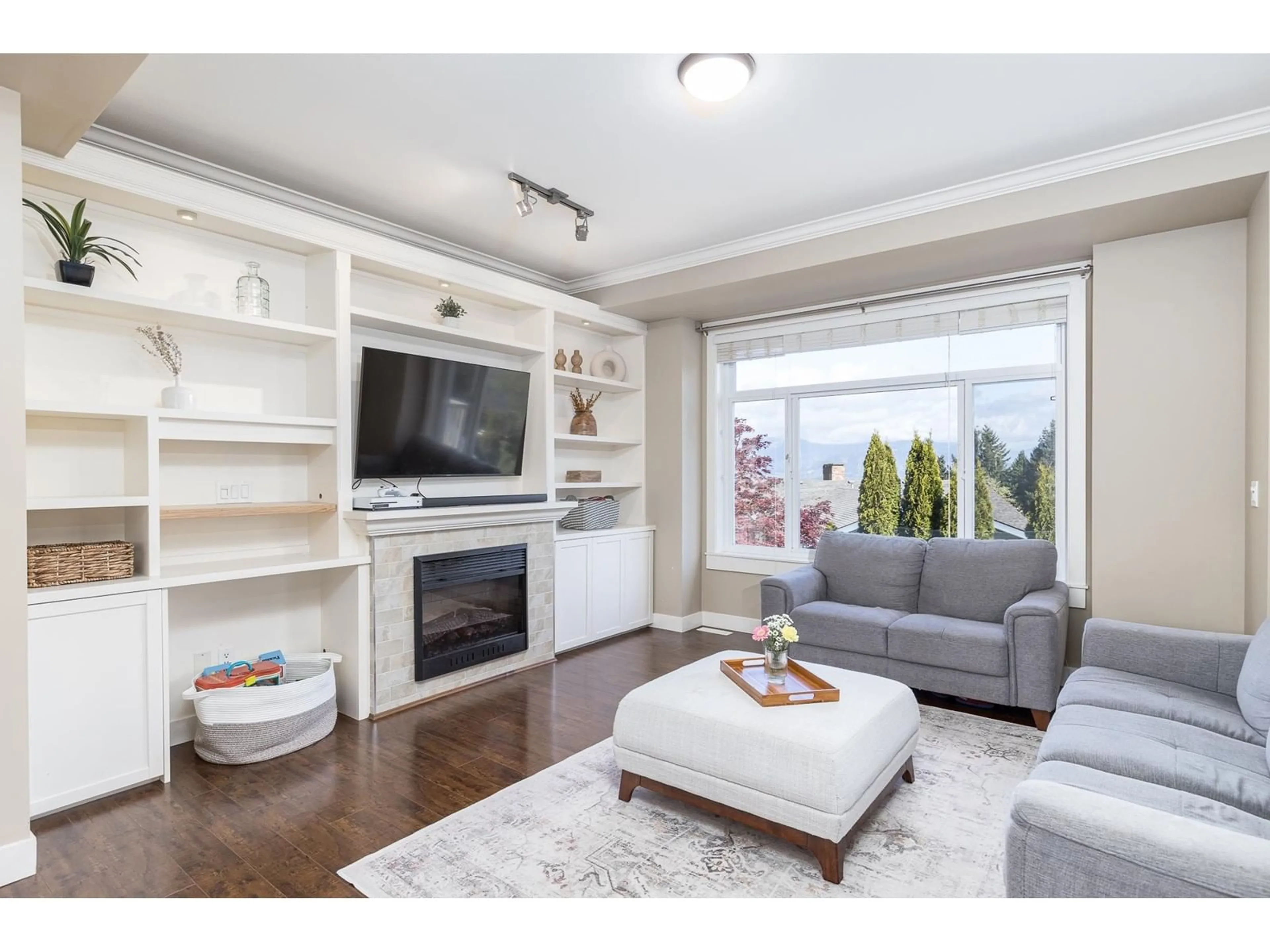 Living room with furniture, wood/laminate floor for 25 - 5623 TESKEY WAY, Chilliwack British Columbia V2R0K9