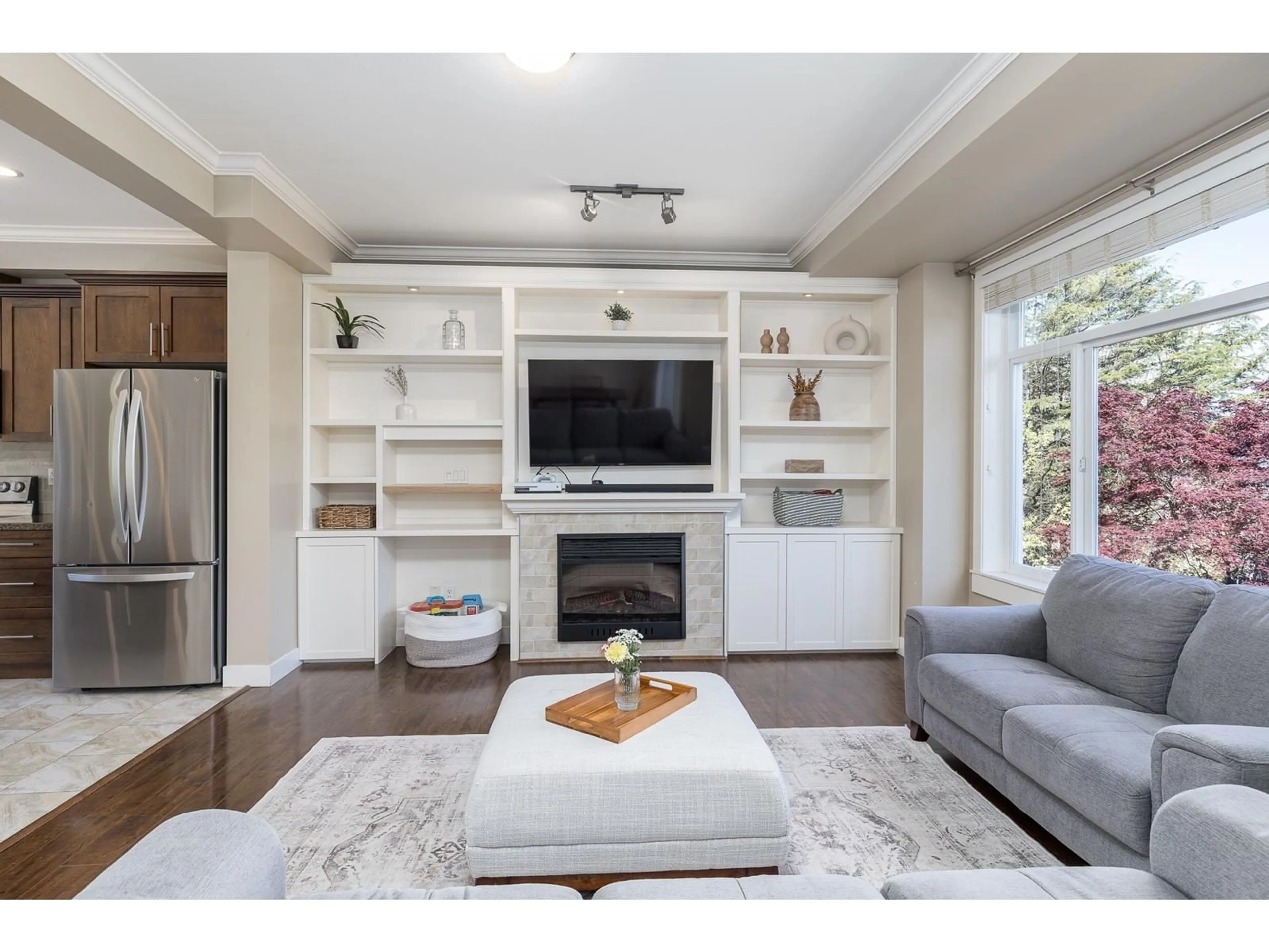 Living room with furniture, wood/laminate floor for 25 - 5623 TESKEY WAY, Chilliwack British Columbia V2R0K9