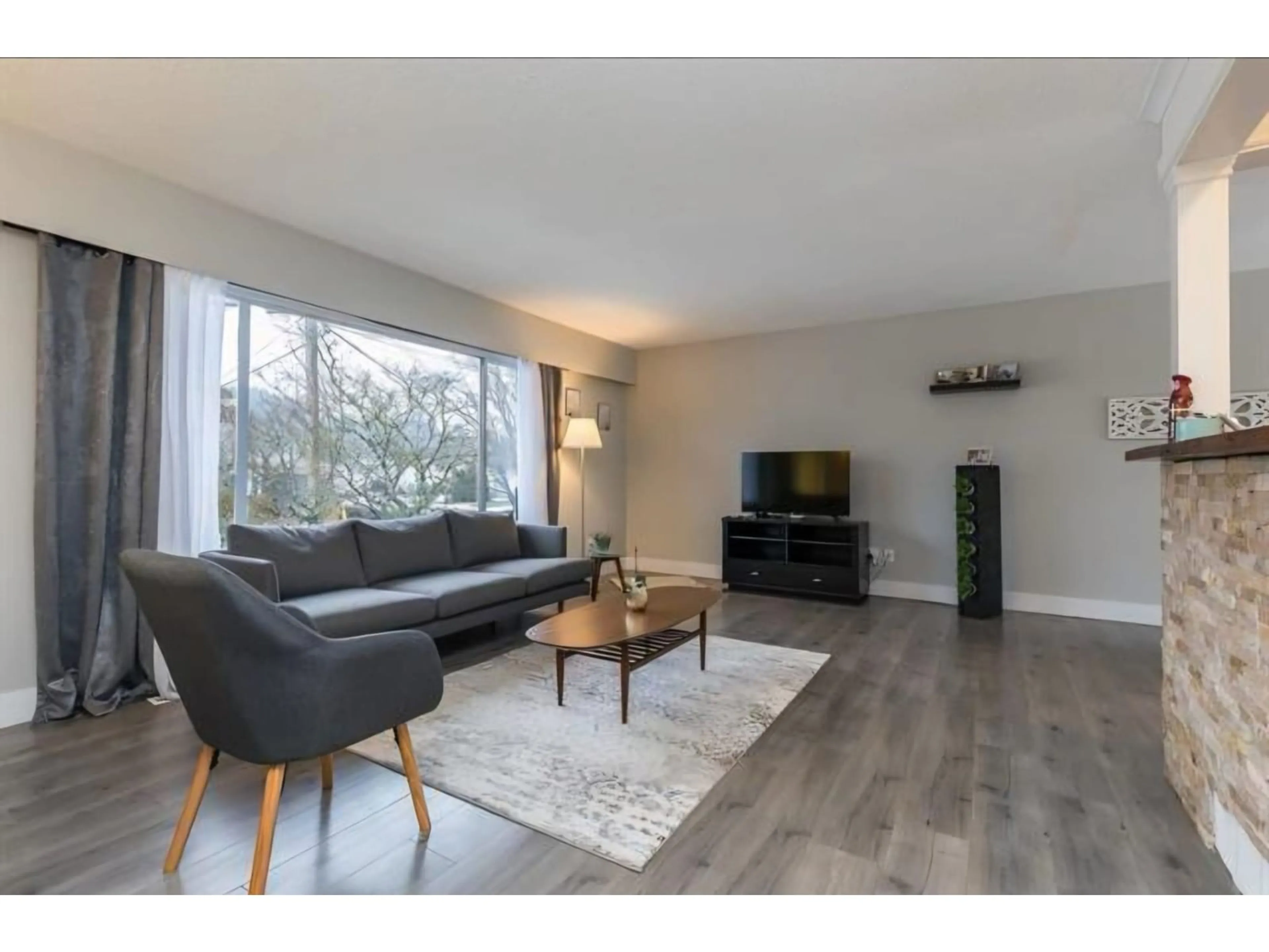 Living room with furniture, wood/laminate floor for 9476 PAULA CRESCENT, Chilliwack British Columbia V2P6H2