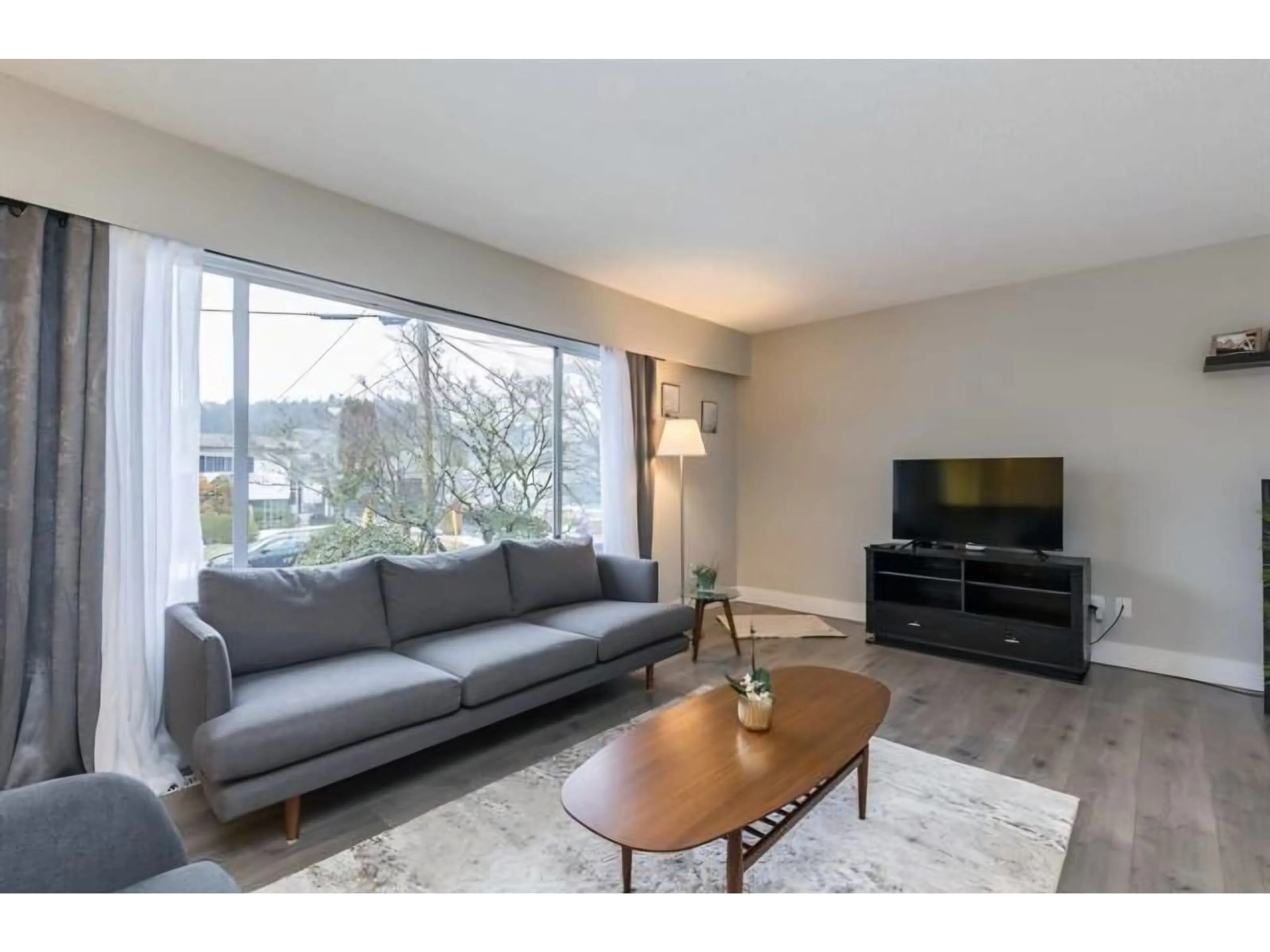Living room with furniture, wood/laminate floor for 9476 PAULA CRESCENT, Chilliwack British Columbia V2P6H2