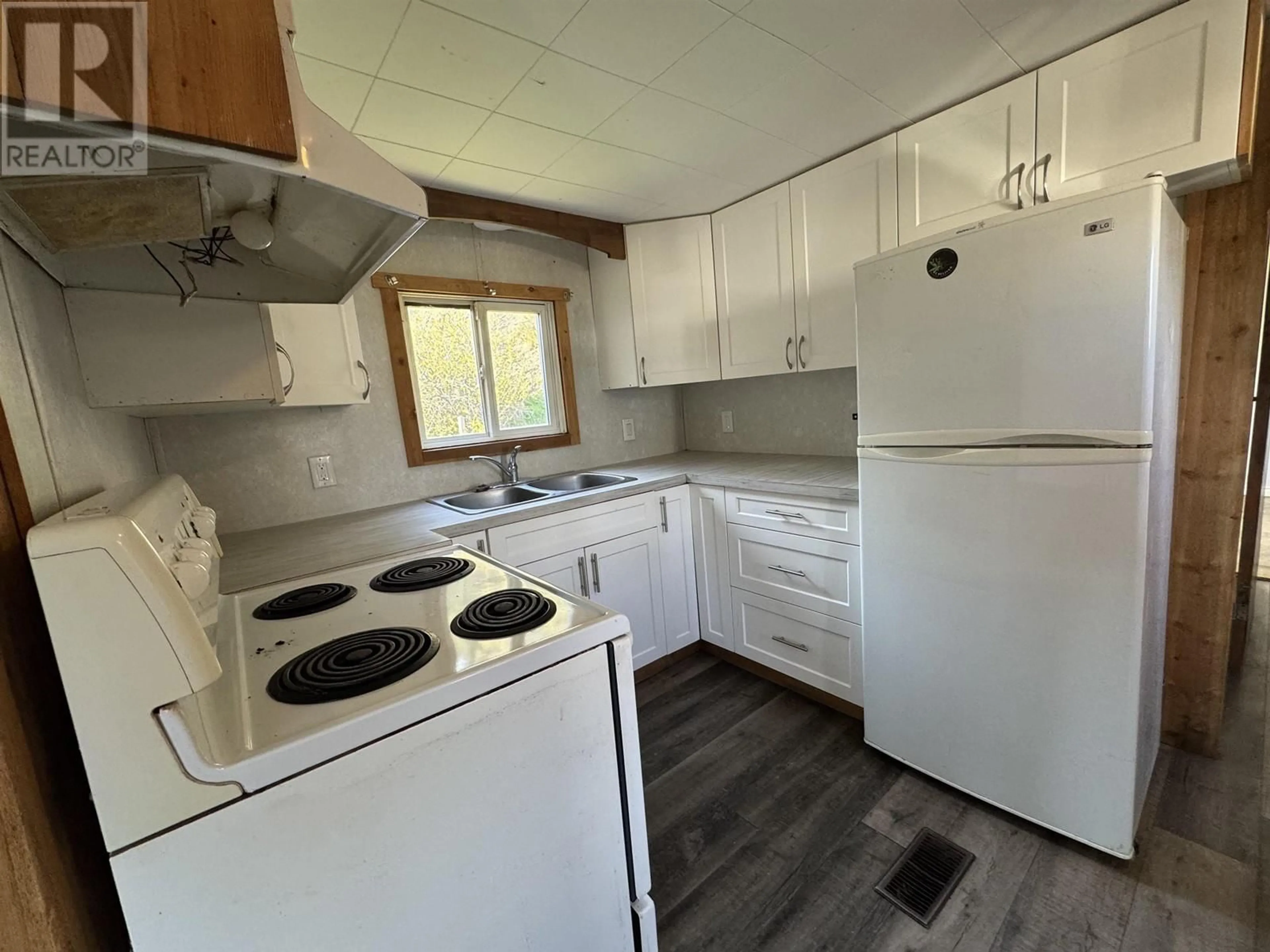 Standard kitchen, unknown for 8 - 560 SODA CREEK ROAD, Williams Lake British Columbia V2G5E7