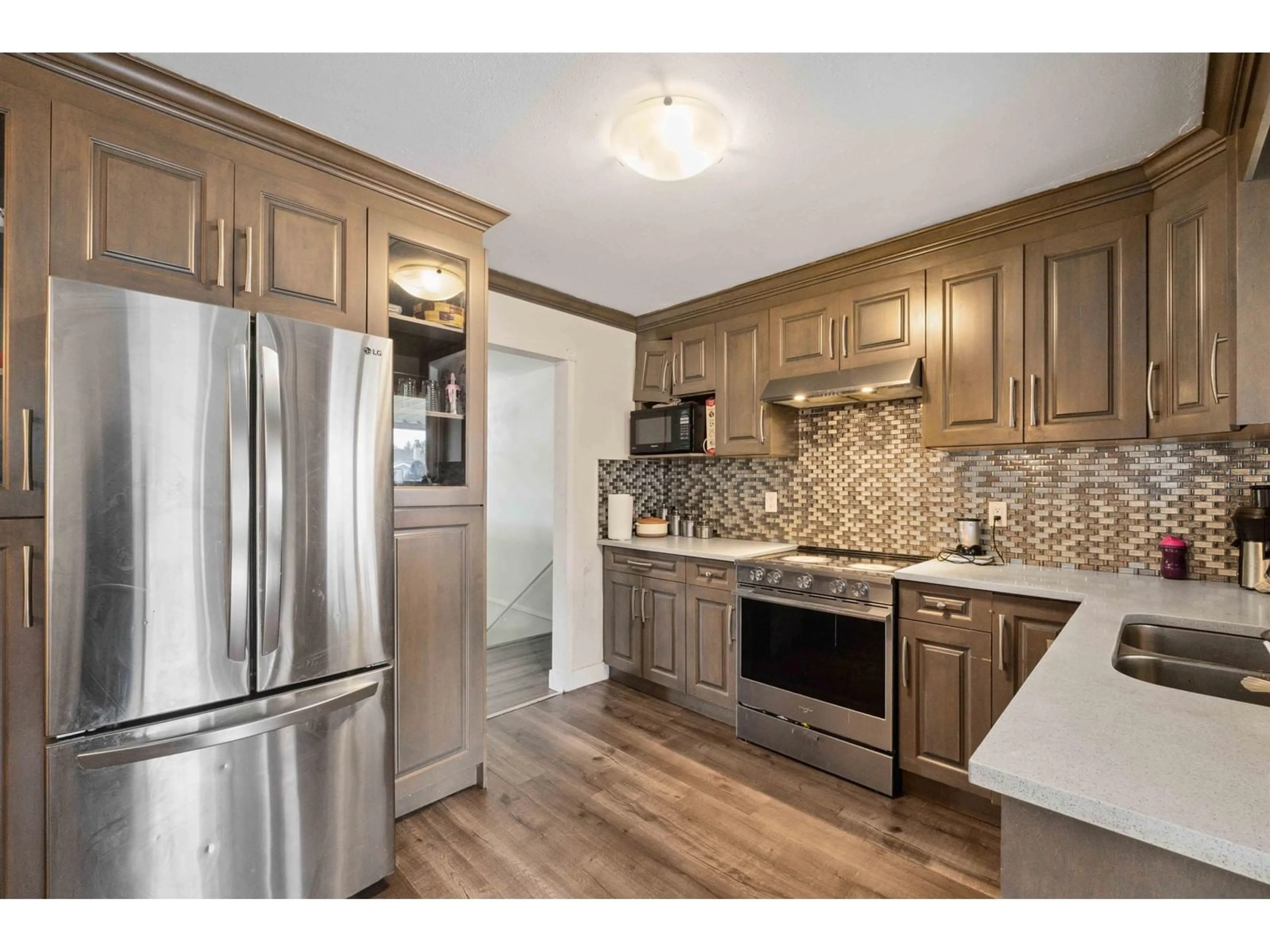 Open concept kitchen, unknown for 13430 64, Surrey British Columbia V3W8V6