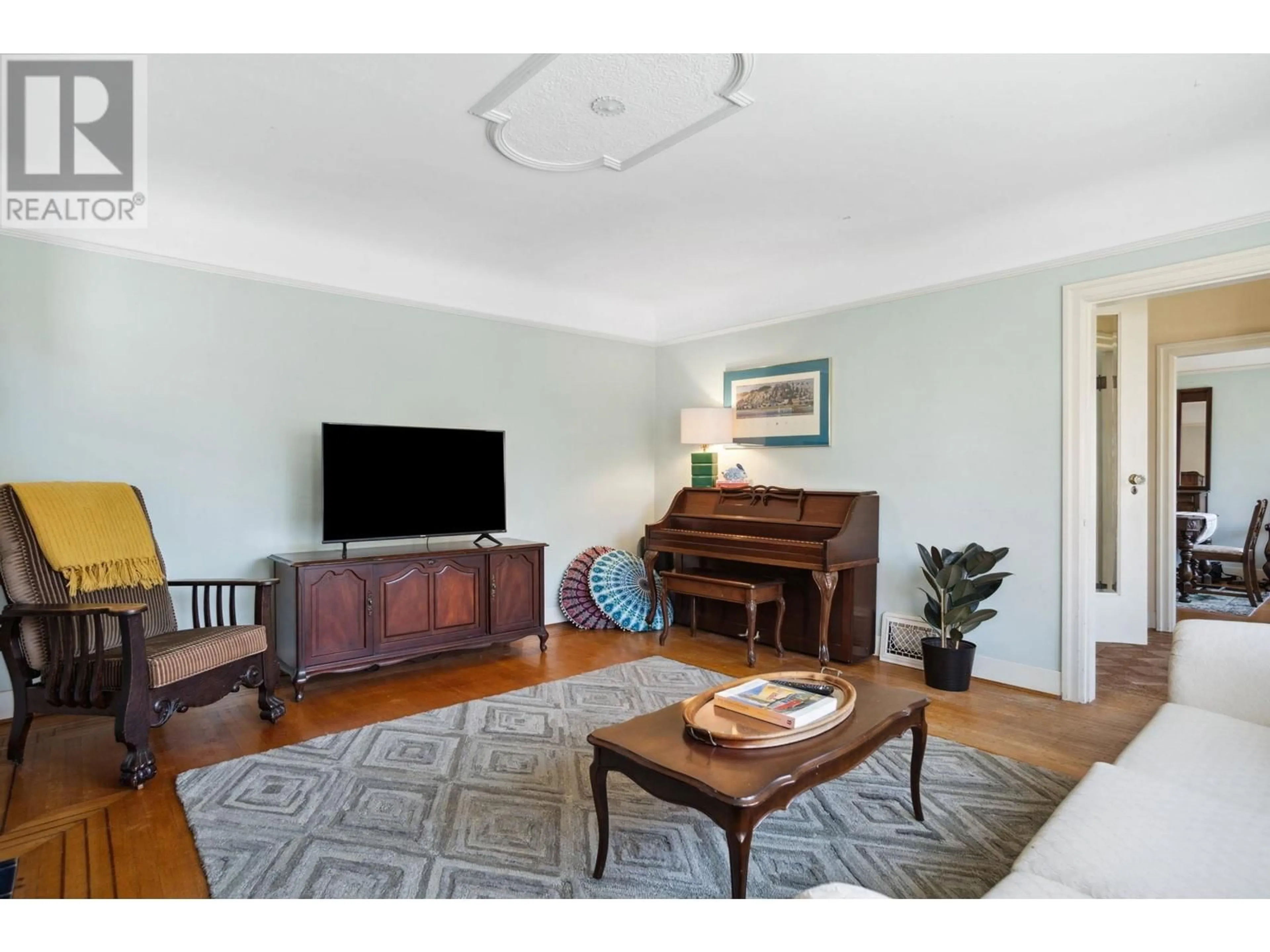 Living room with furniture, wood/laminate floor for 5962 DUNBAR STREET, Vancouver British Columbia V6N1X2