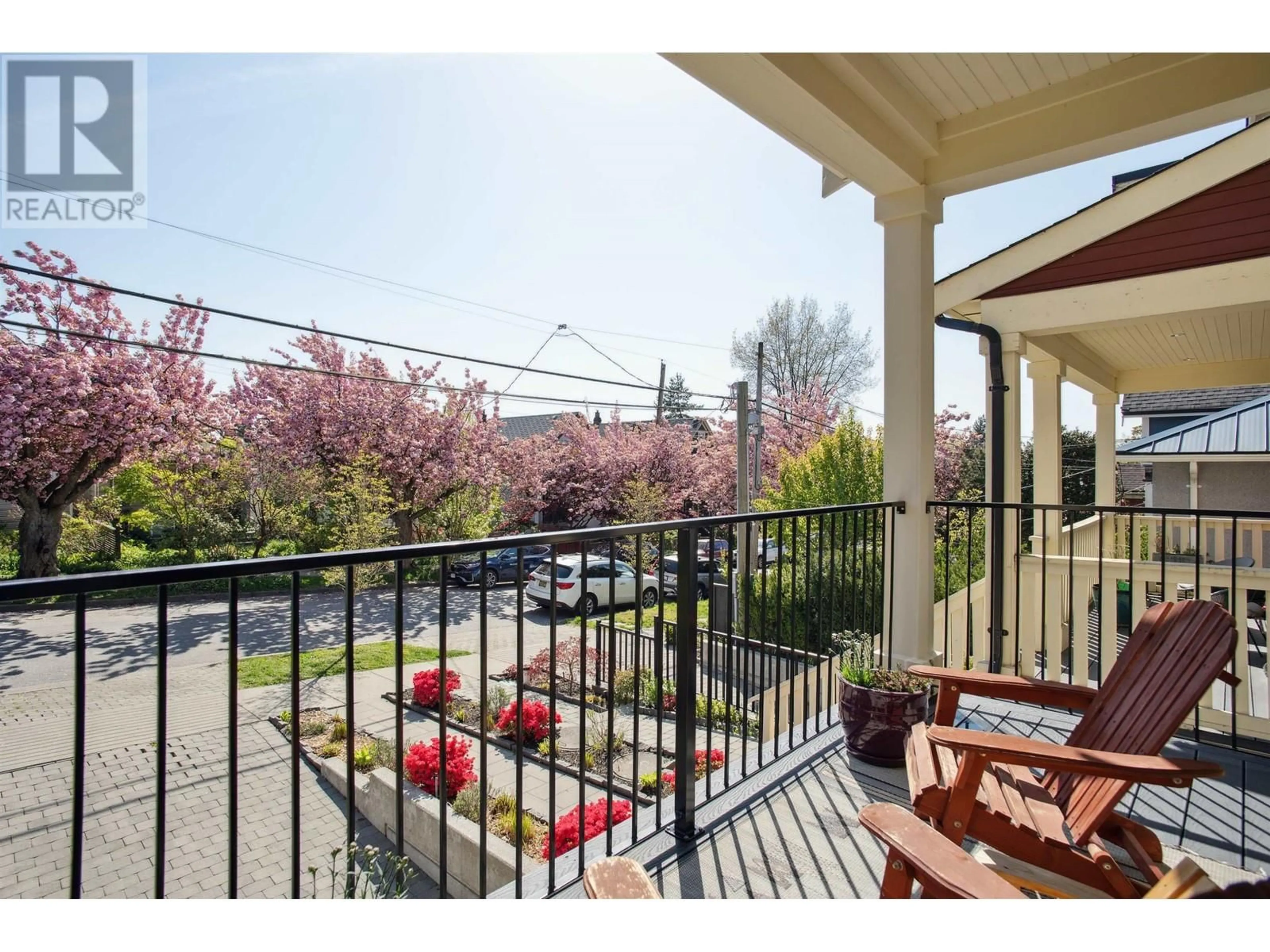 Patio, street for 2017 CHARLES STREET, Vancouver British Columbia V5L2V1