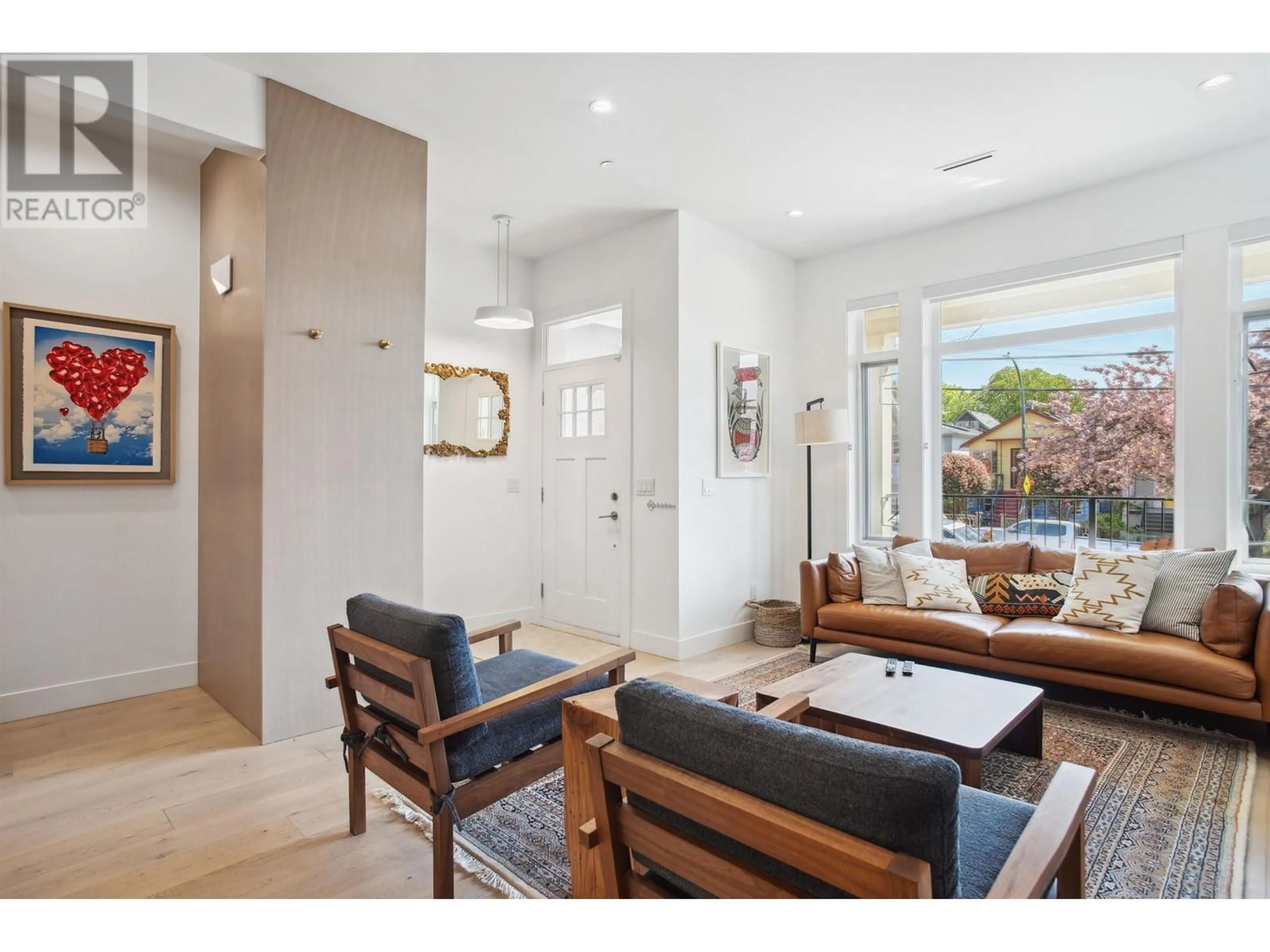 Indoor entryway for 2017 CHARLES STREET, Vancouver British Columbia V5L2V1