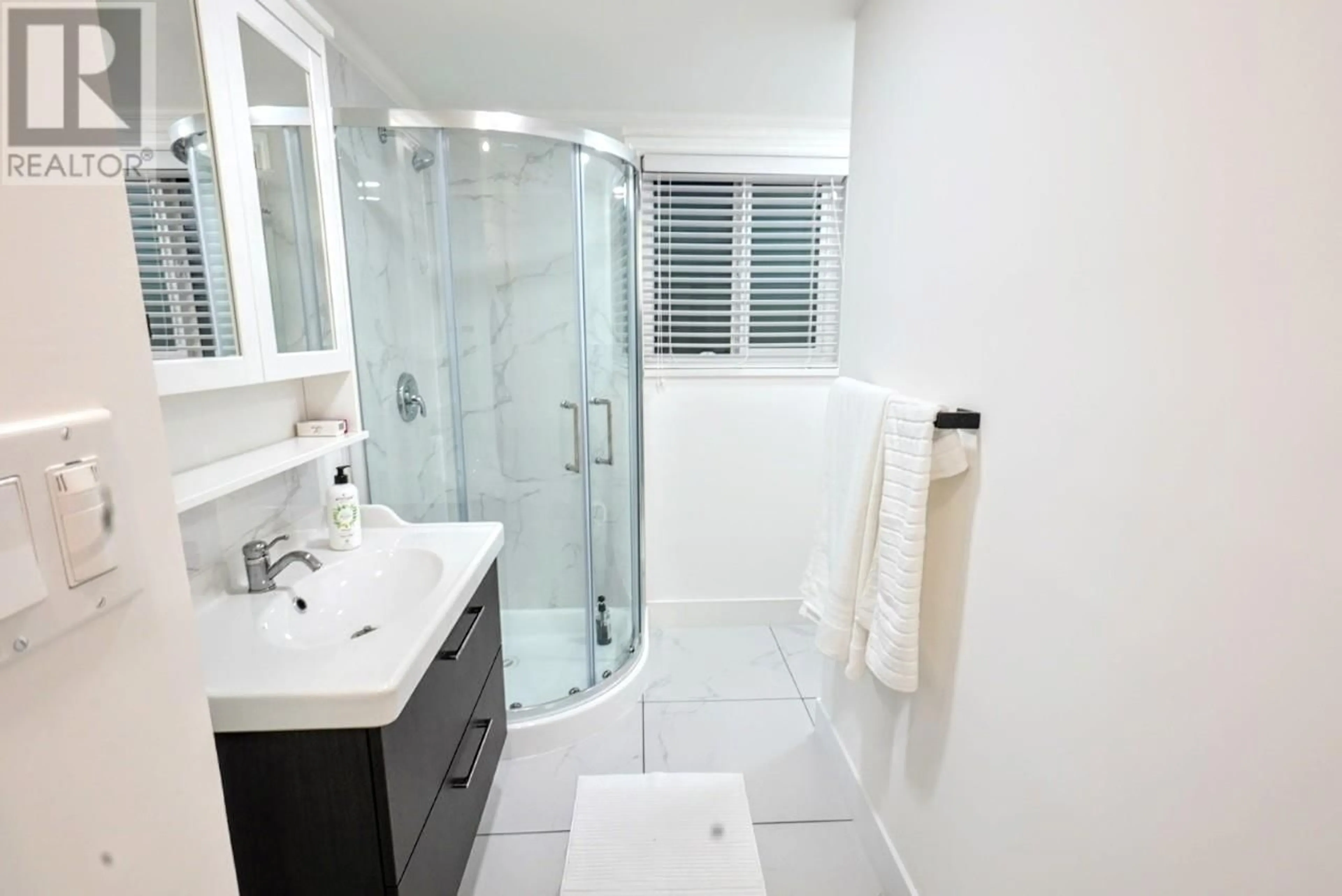 Standard bathroom, ceramic/tile floor for 679 GAMMA AVENUE, Burnaby British Columbia V5C6A3