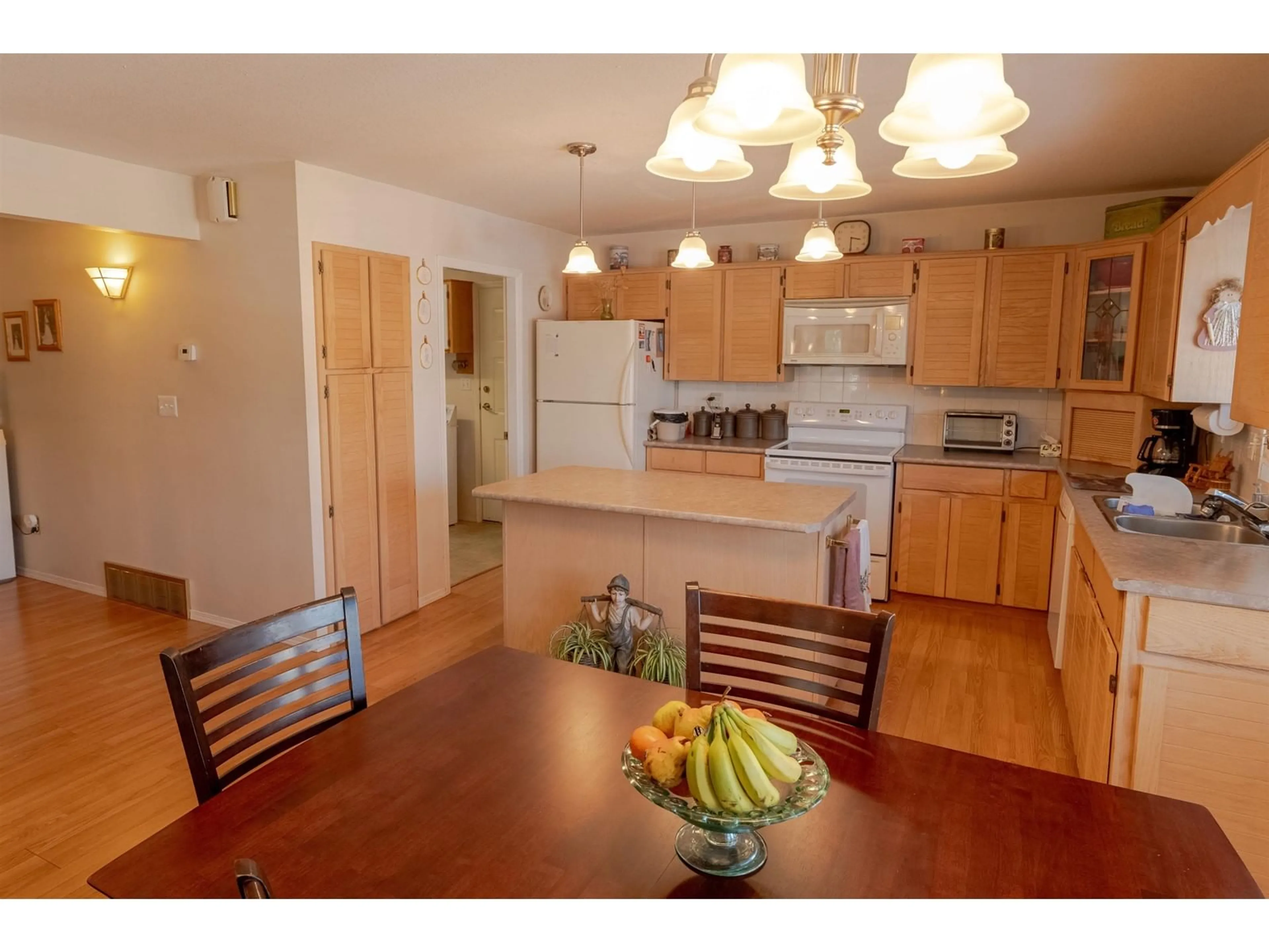 Open concept kitchen, wood/laminate floor for 30878 CARDINAL, Abbotsford British Columbia V2T5P5