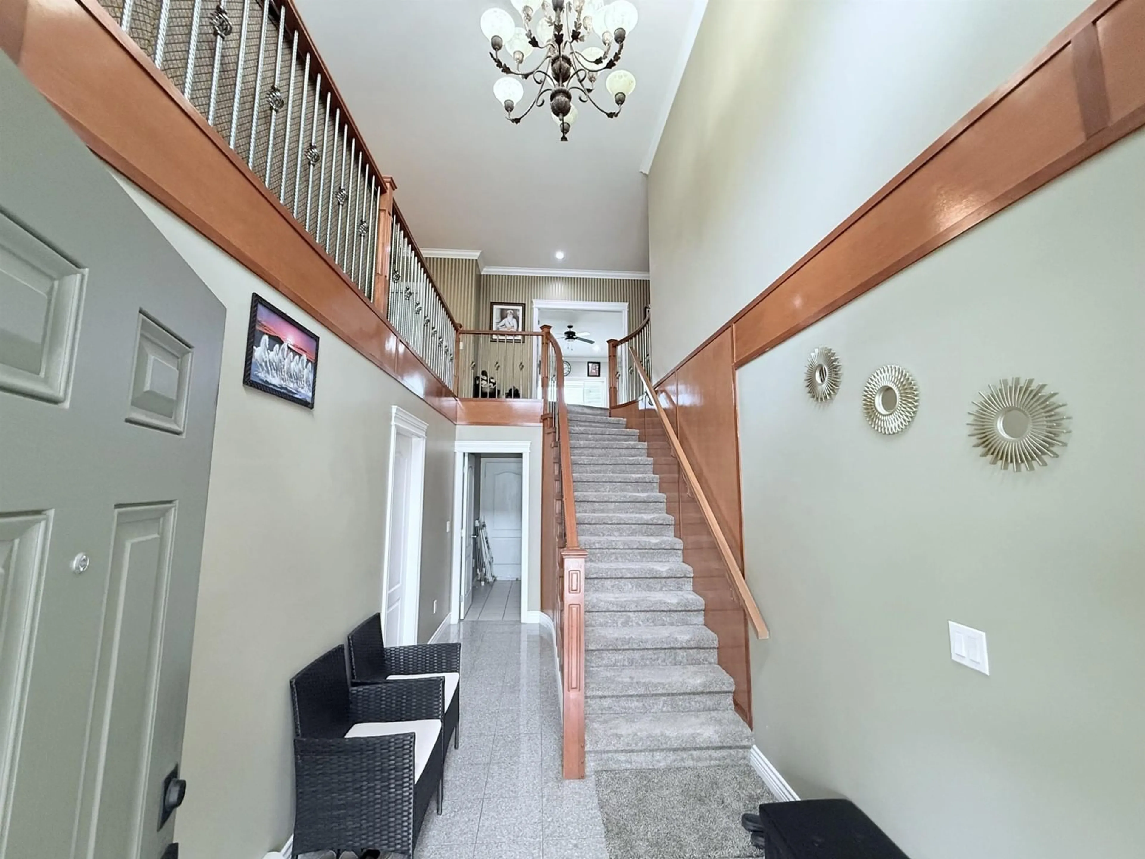 Indoor foyer for 33124 DALKE, Mission British Columbia V2V0A3