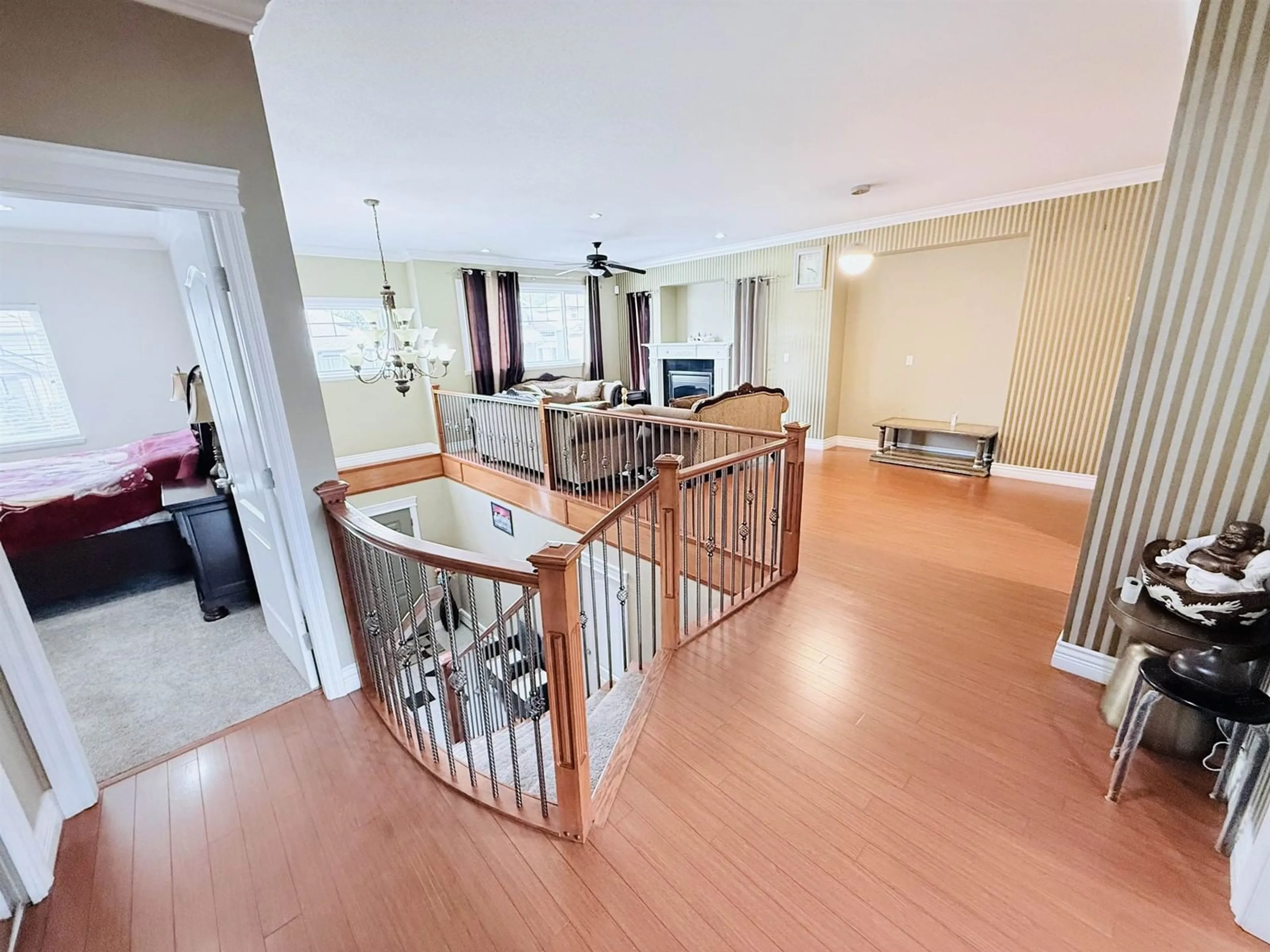 Indoor foyer for 33124 DALKE, Mission British Columbia V2V0A3