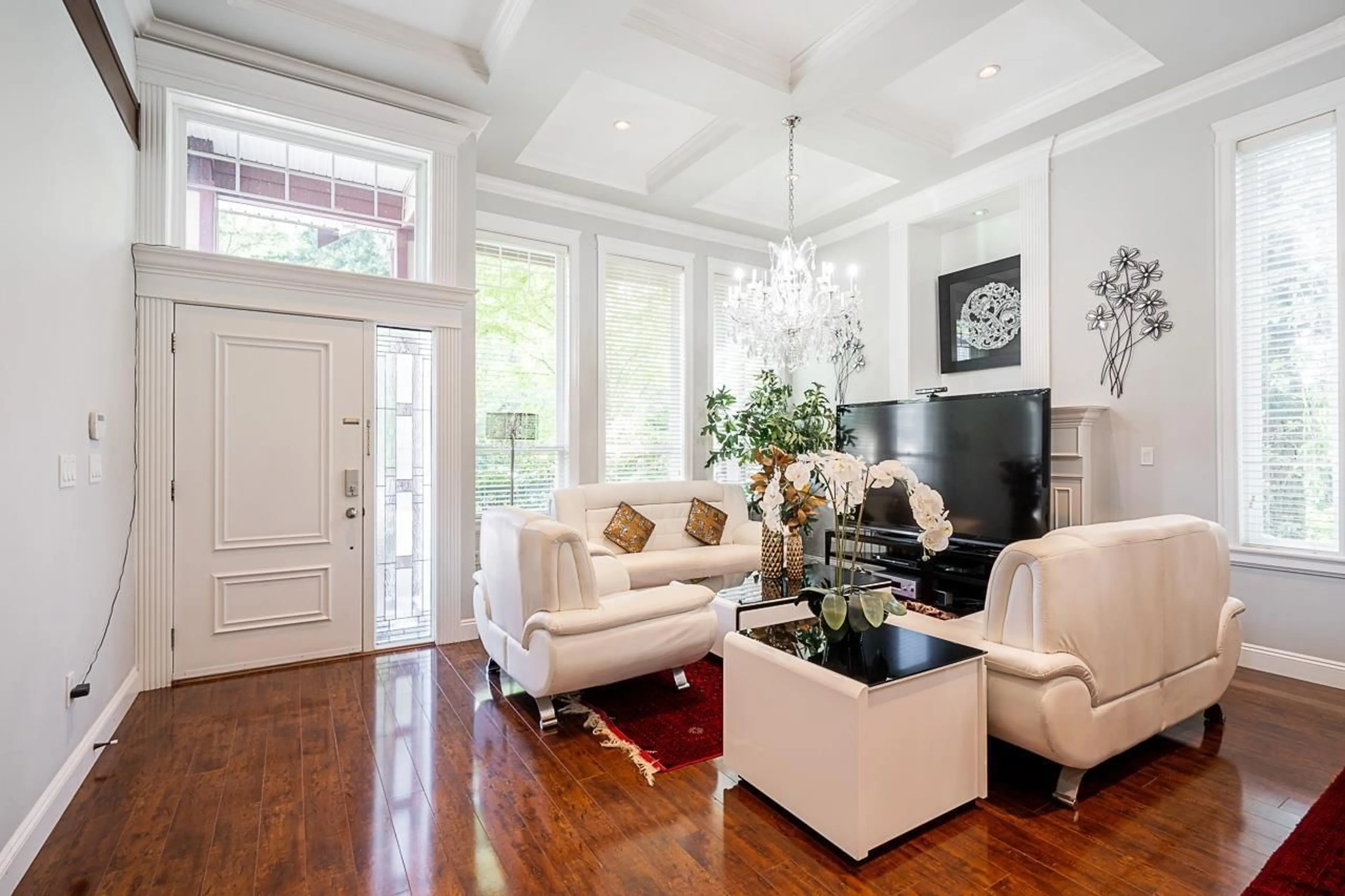 Living room with furniture, wood/laminate floor for 14849 62, Surrey British Columbia V3S8E8