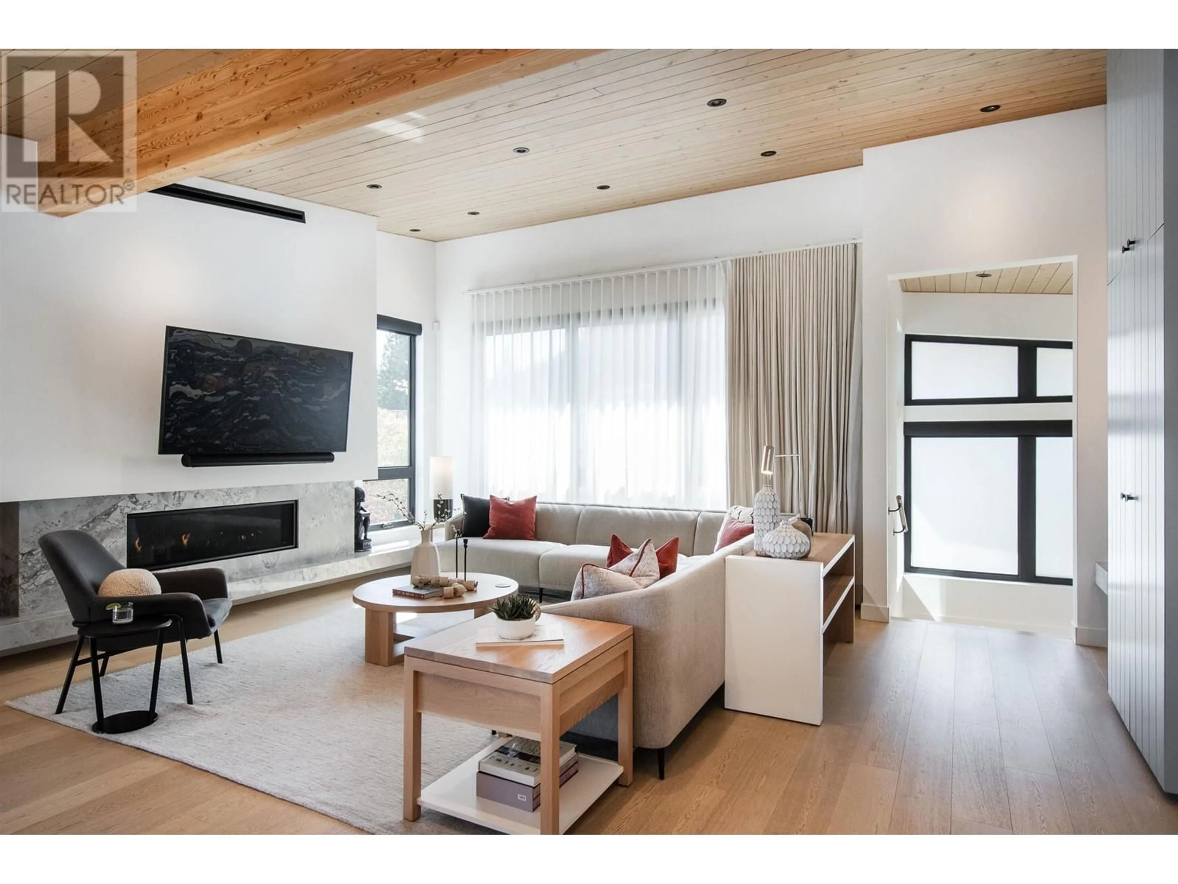 Living room with furniture, wood/laminate floor for 4598 MEADOWBANK CLOSE, North Vancouver British Columbia V7K2L2