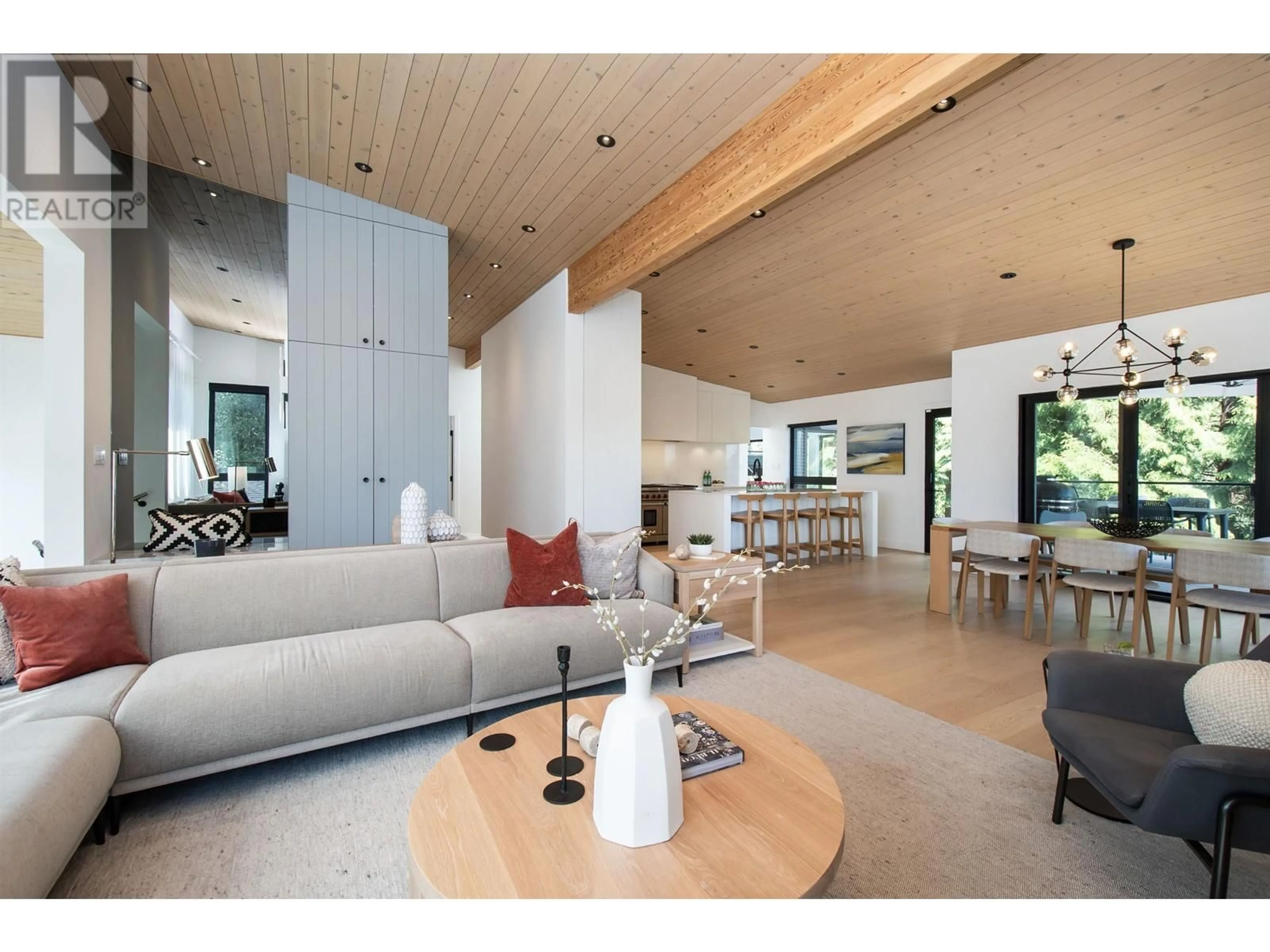 Living room with furniture, unknown for 4598 MEADOWBANK CLOSE, North Vancouver British Columbia V7K2L2