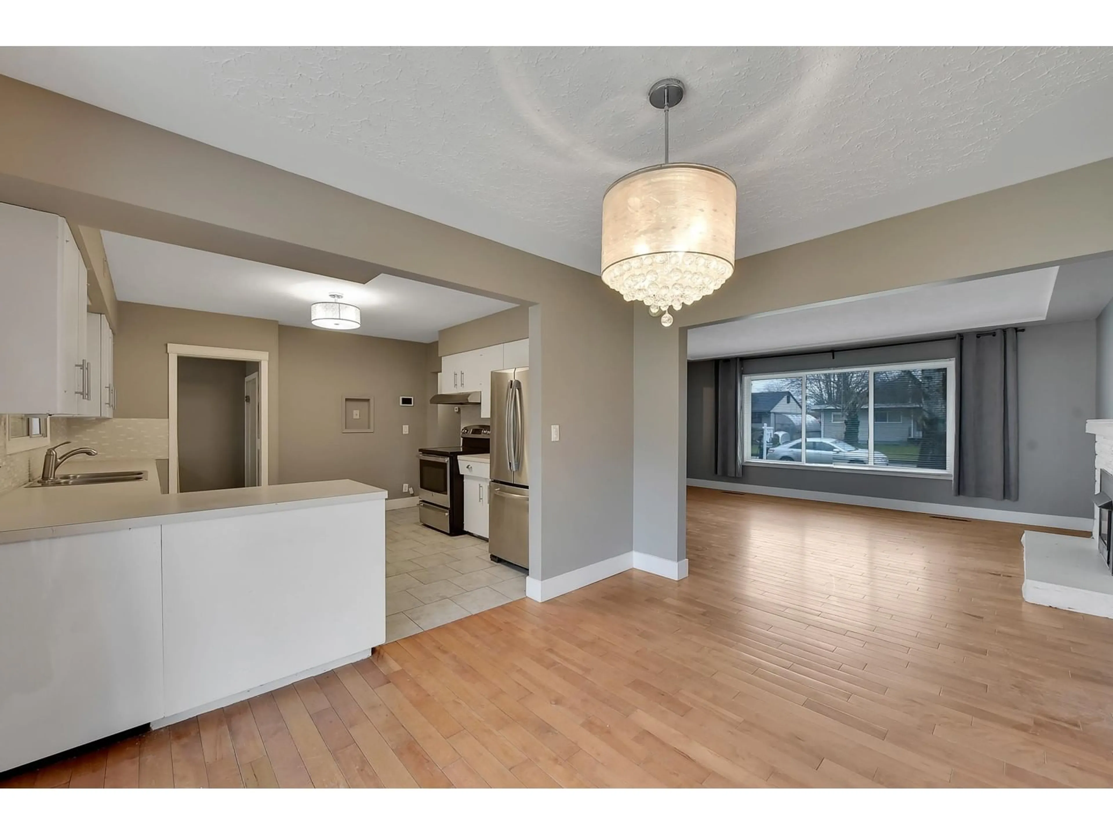 Open concept kitchen, wood/laminate floor for 10095 FAIRVIEW DRIVE, Chilliwack British Columbia V2P5J3