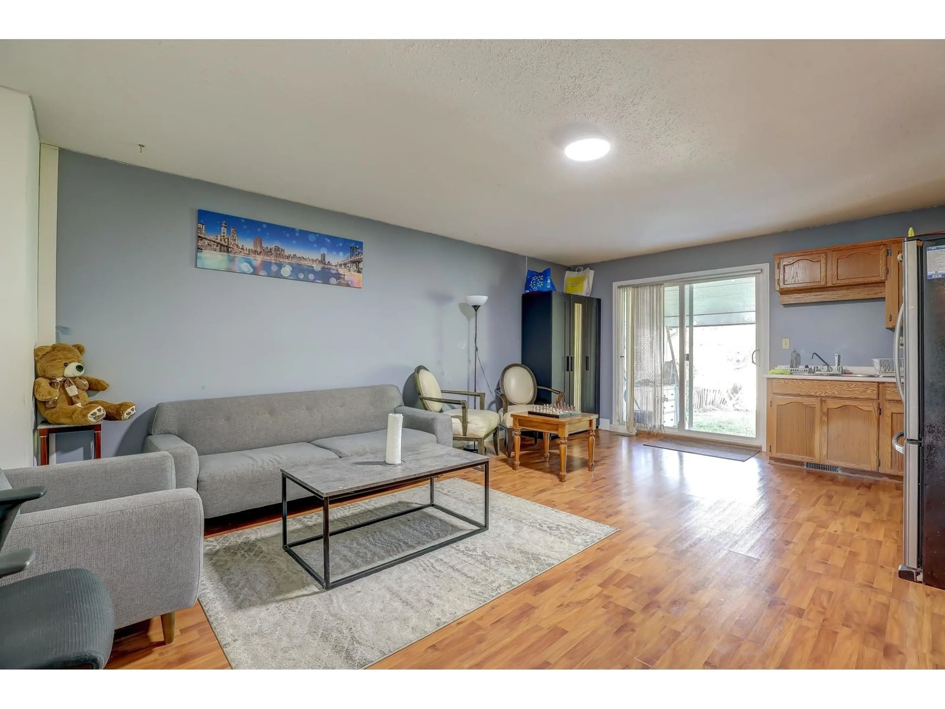 Living room with furniture, wood/laminate floor for 9774 153A, Surrey British Columbia V3R4H9