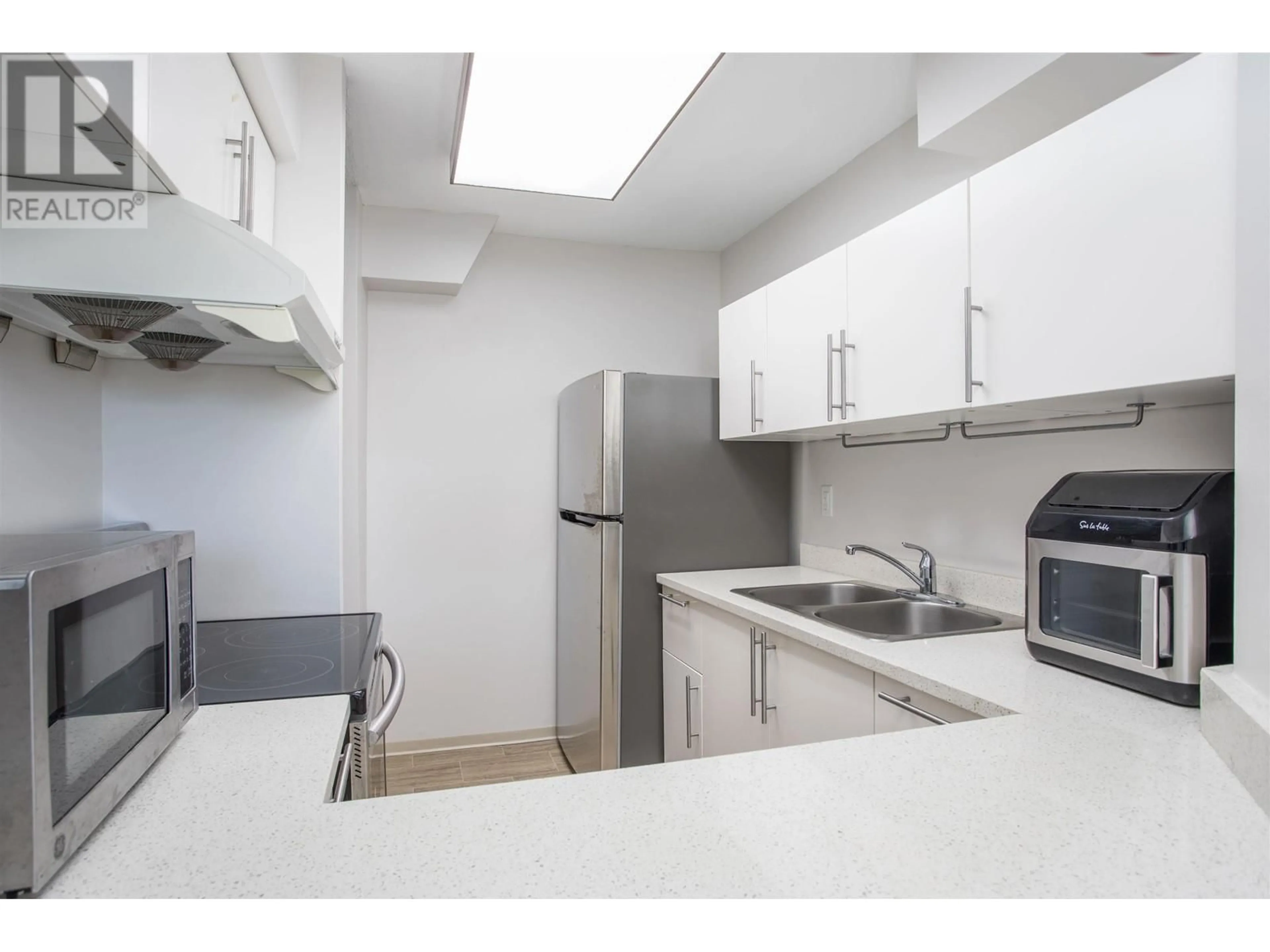 Standard kitchen, unknown for 2401 - 3737 BARTLETT COURT, Burnaby British Columbia V3J7E3