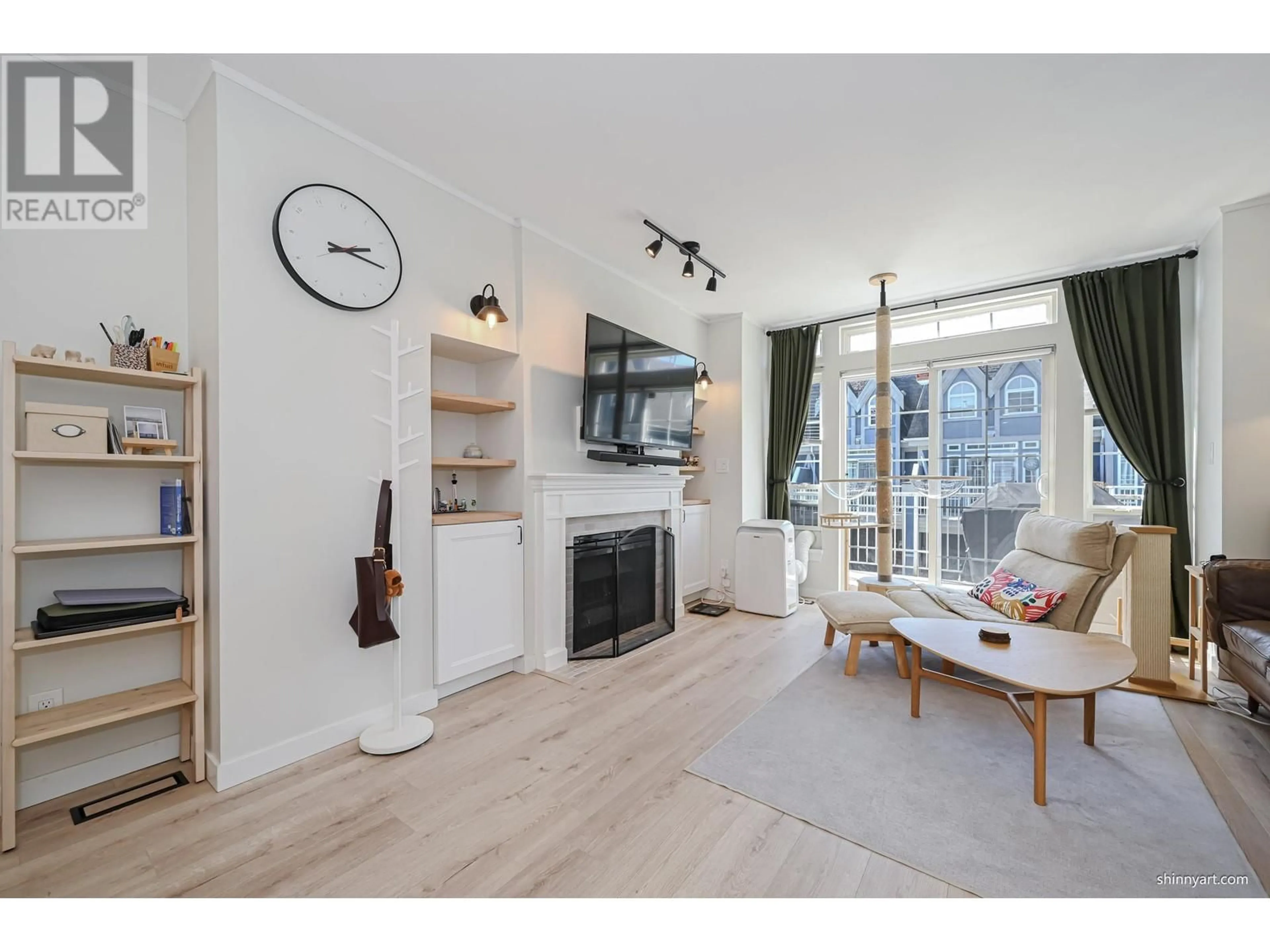 Living room with furniture, wood/laminate floor for 44 - 11571 THORPE ROAD, Richmond British Columbia V6X3Z4
