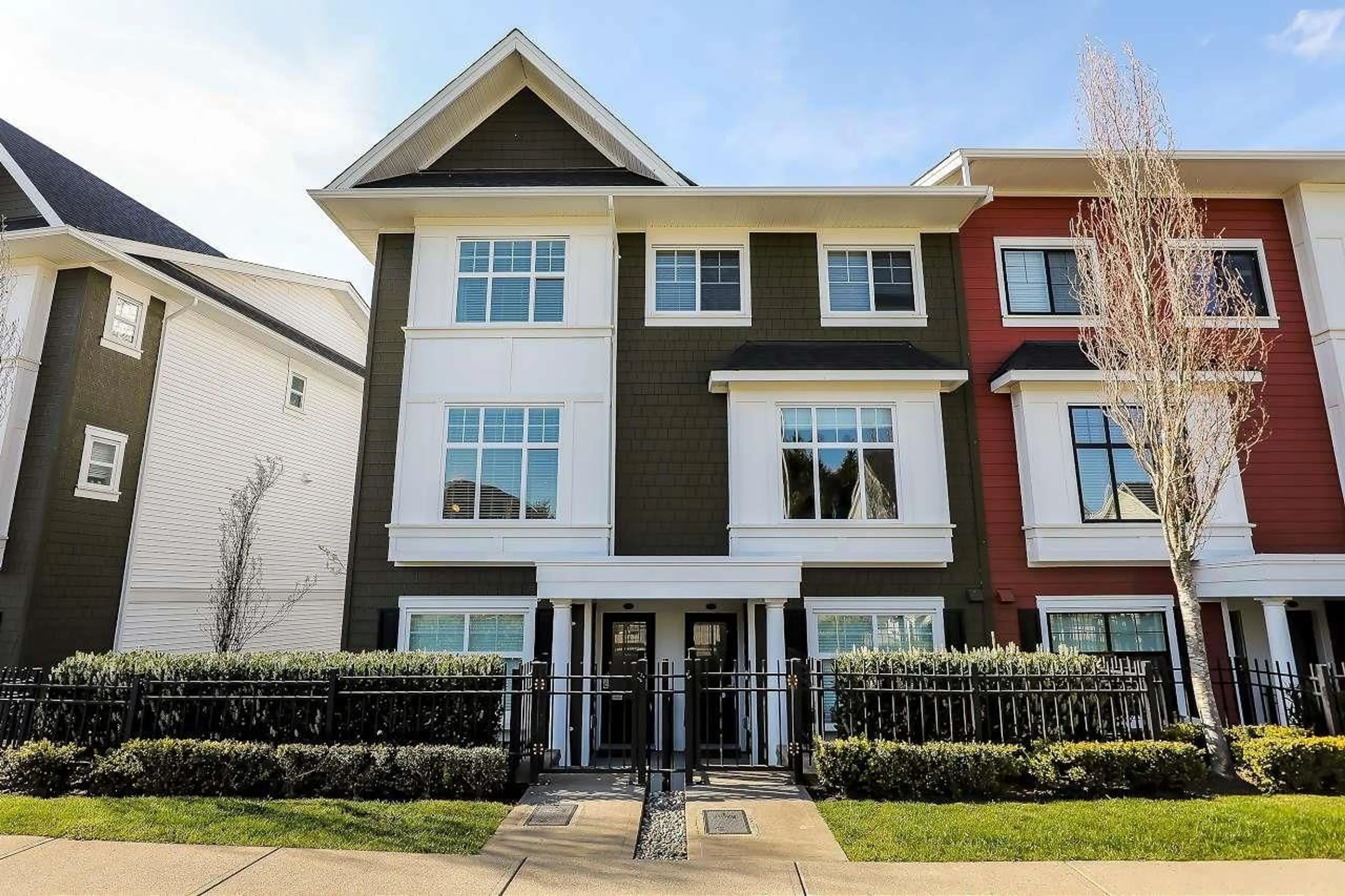 Home with vinyl exterior material, street for 90 - 27735 ROUNDHOUSE, Abbotsford British Columbia V4X0B9