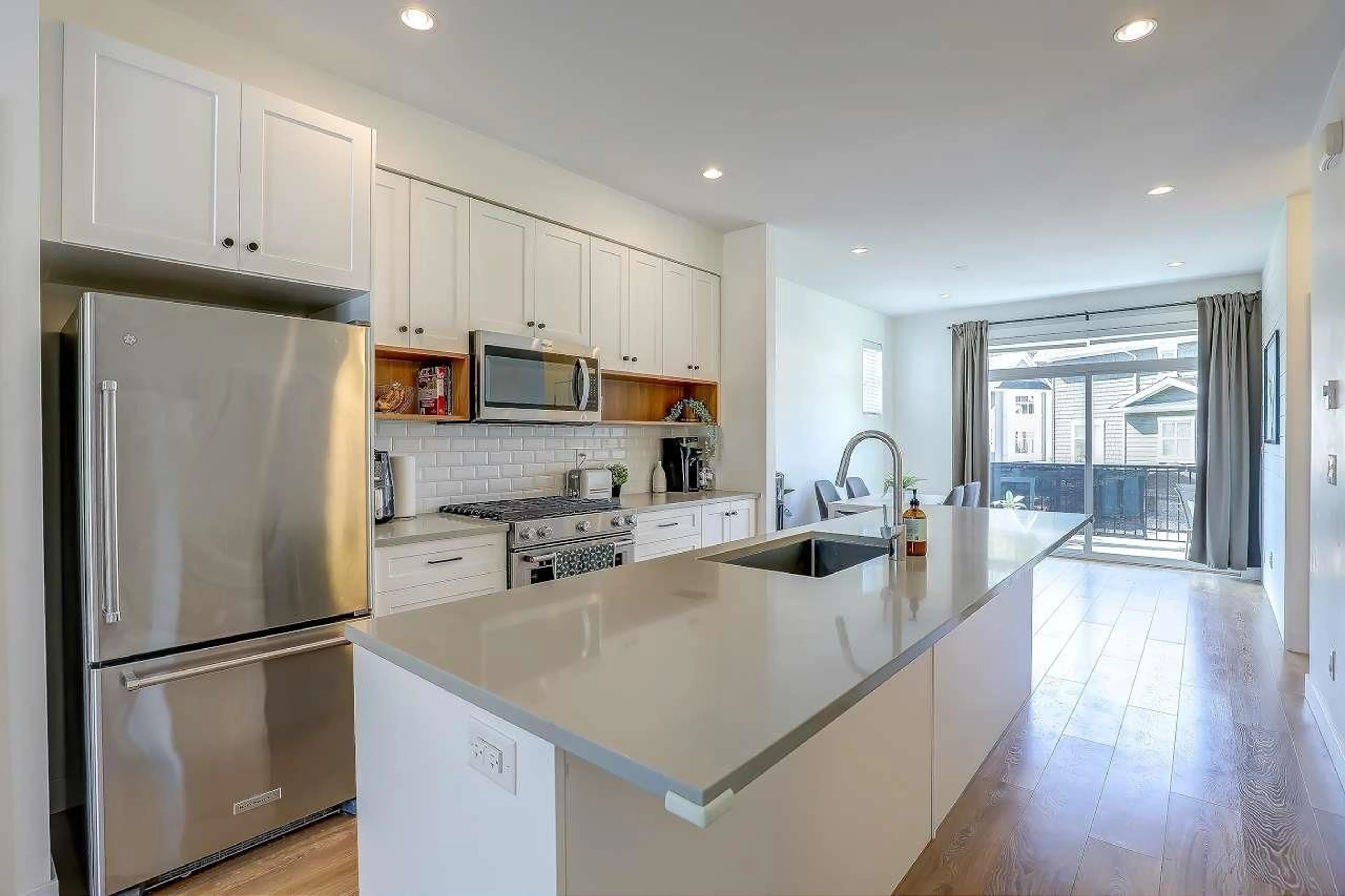 Open concept kitchen, ceramic/tile floor for 90 - 27735 ROUNDHOUSE, Abbotsford British Columbia V4X0B9