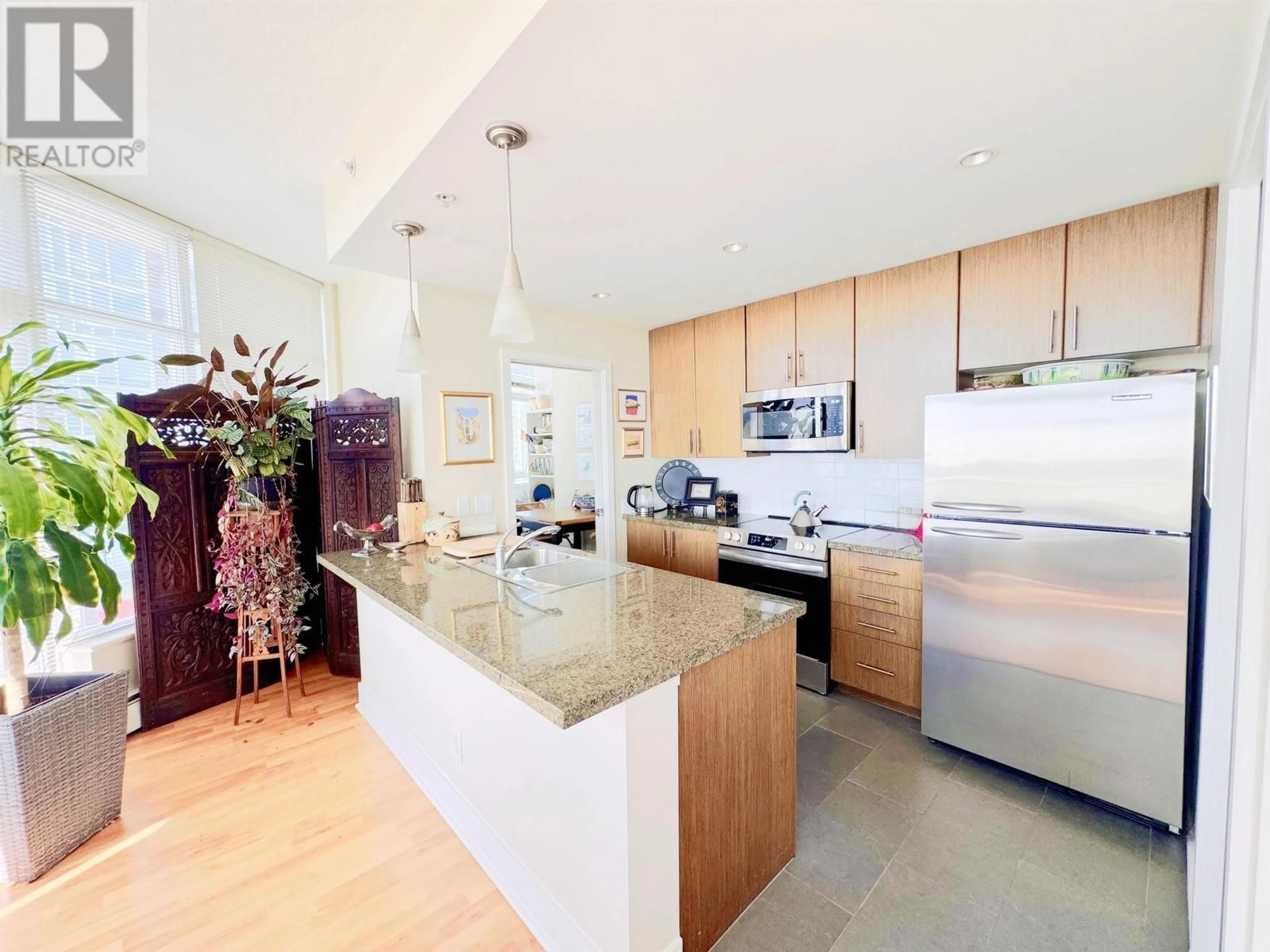 Contemporary kitchen, unknown for 2901 - 58 KEEFER PLACE, Vancouver British Columbia V6B0B8