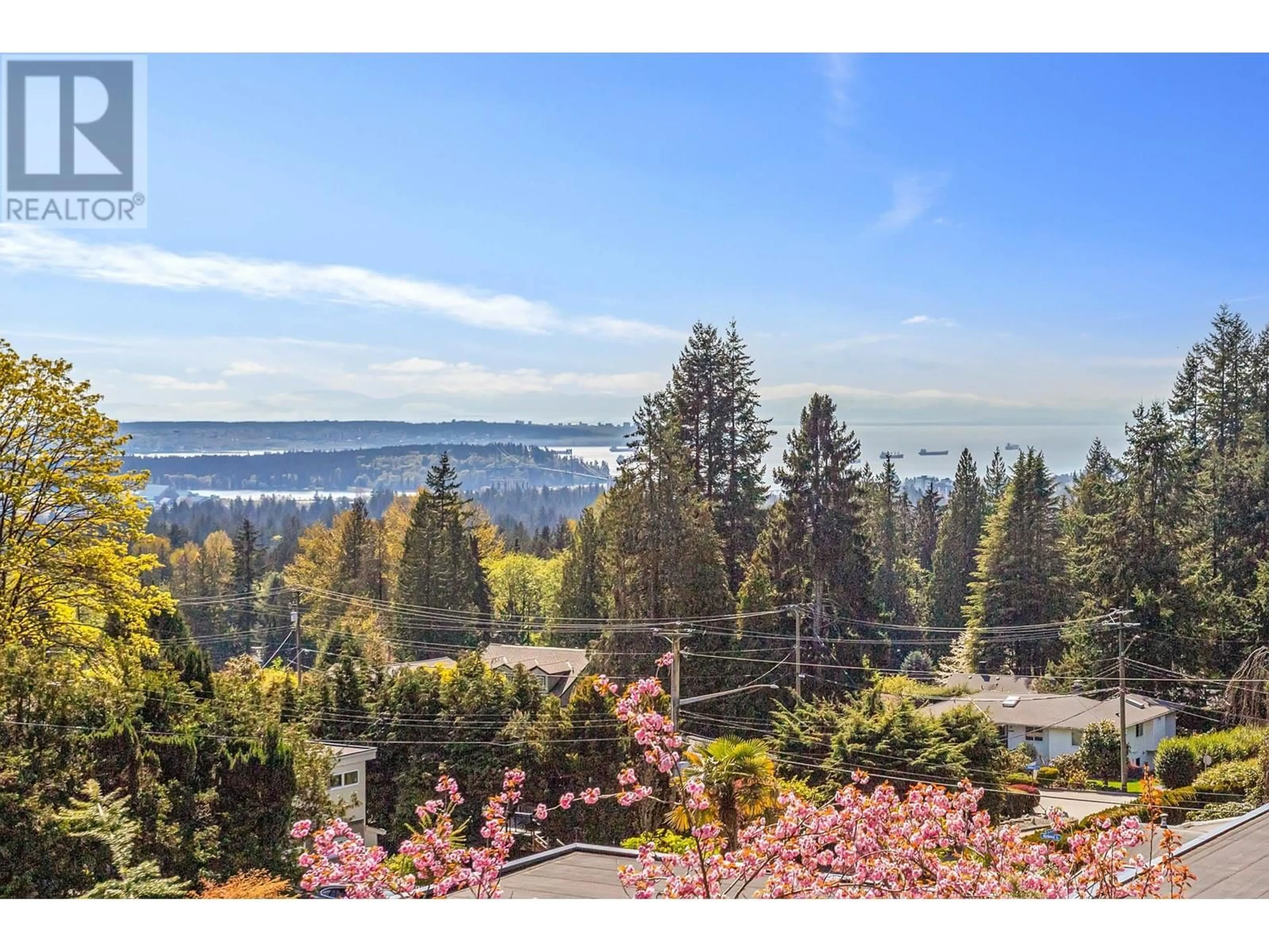A pic from outside/outdoor area/front of a property/back of a property/a pic from drone, water/lake/river/ocean view for 3975 WOODBURY AVENUE, North Vancouver British Columbia V7N3N4