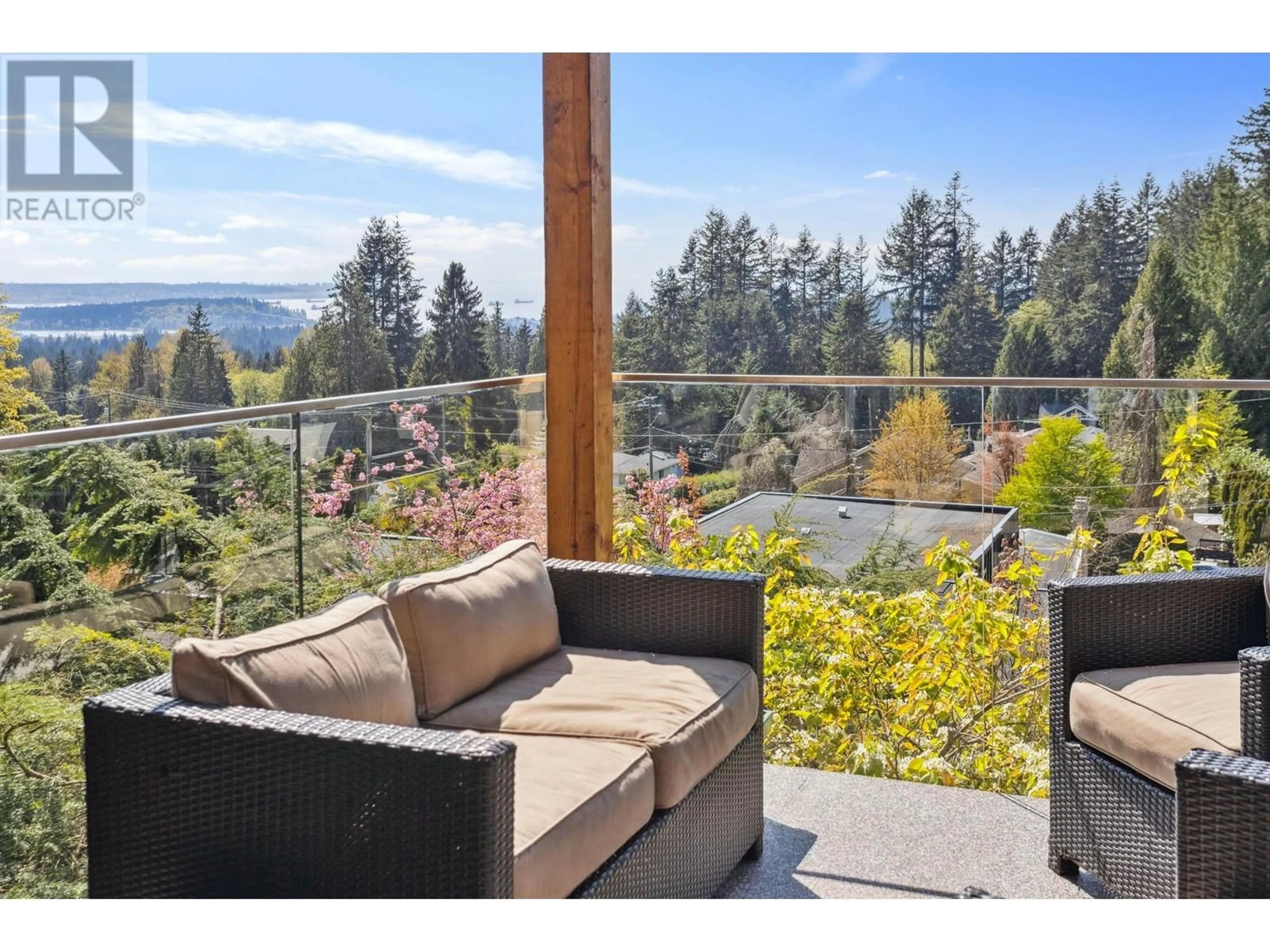 Patio, unknown for 3975 WOODBURY AVENUE, North Vancouver British Columbia V7N3N4