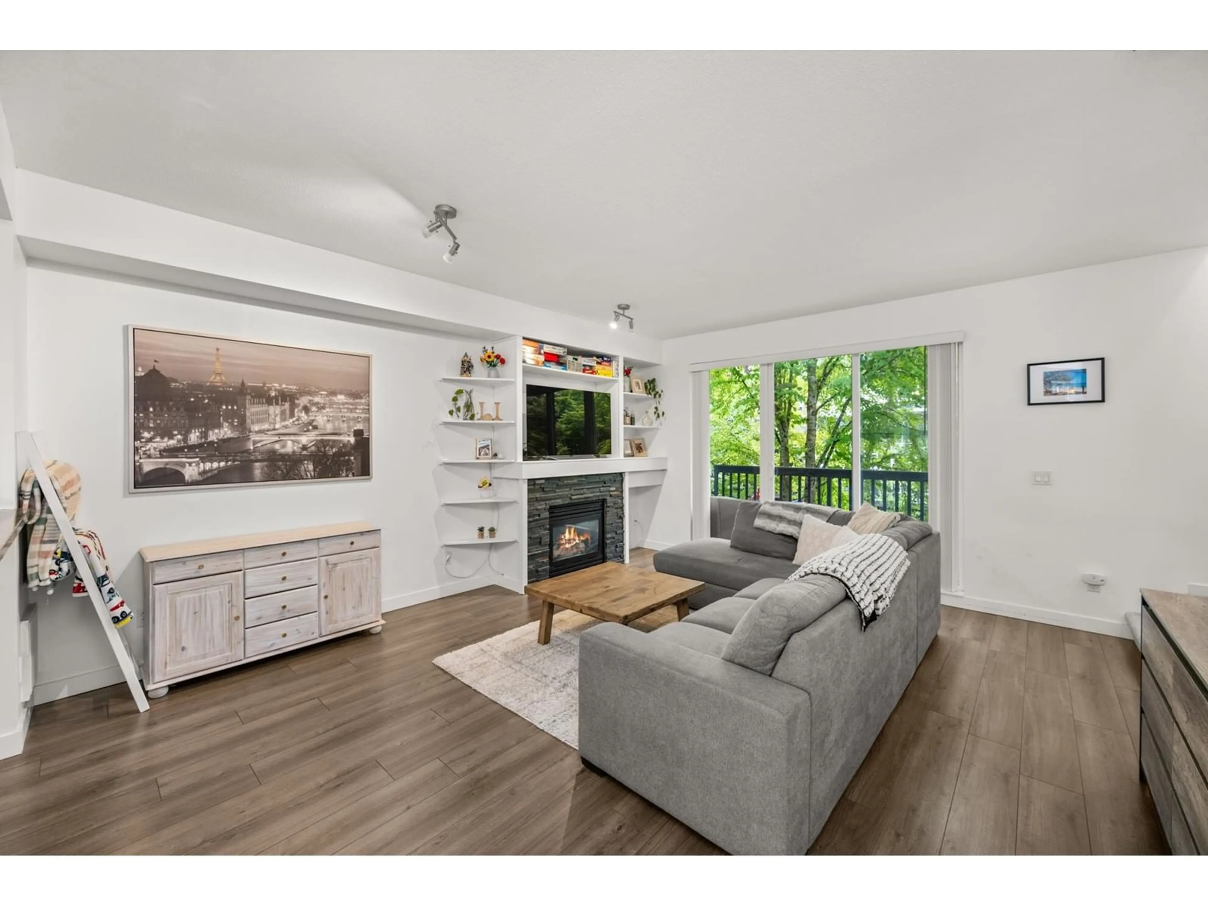 Living room with furniture, wood/laminate floor for 19 - 7155 189, Surrey British Columbia V4N5S8