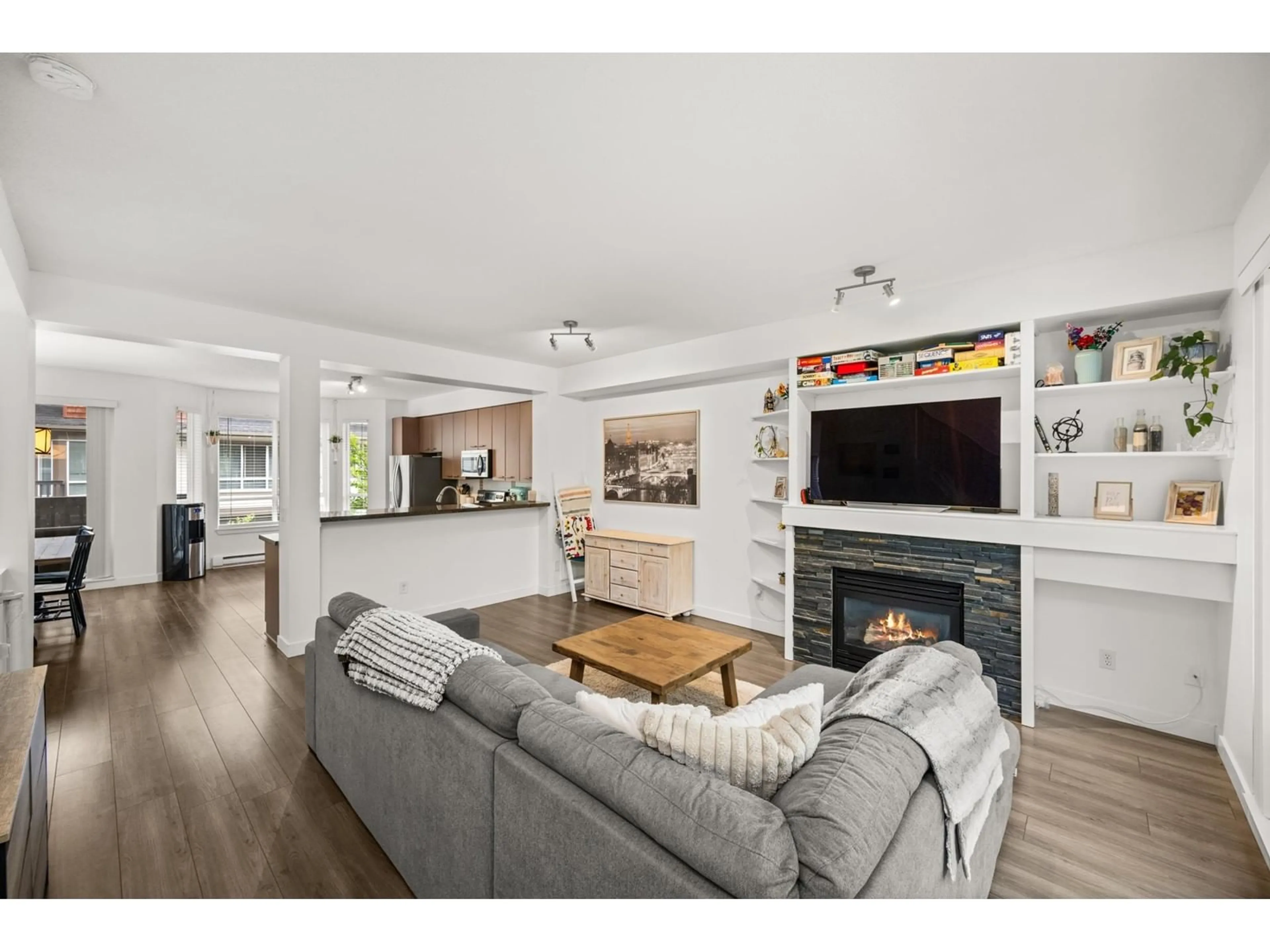 Open concept kitchen, wood/laminate floor for 19 - 7155 189, Surrey British Columbia V4N5S8
