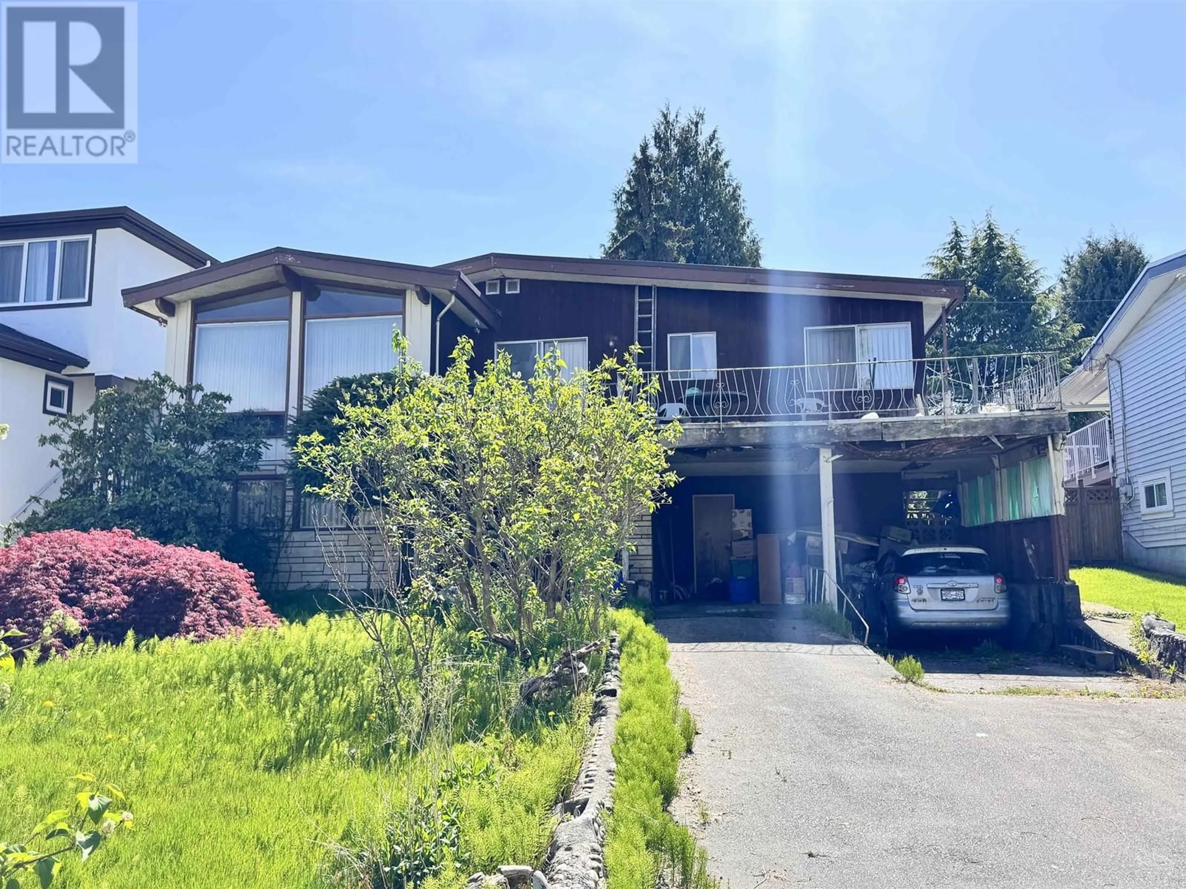 A pic from outside/outdoor area/front of a property/back of a property/a pic from drone, street for 6152 SERVICE STREET, Burnaby British Columbia V5H1V8